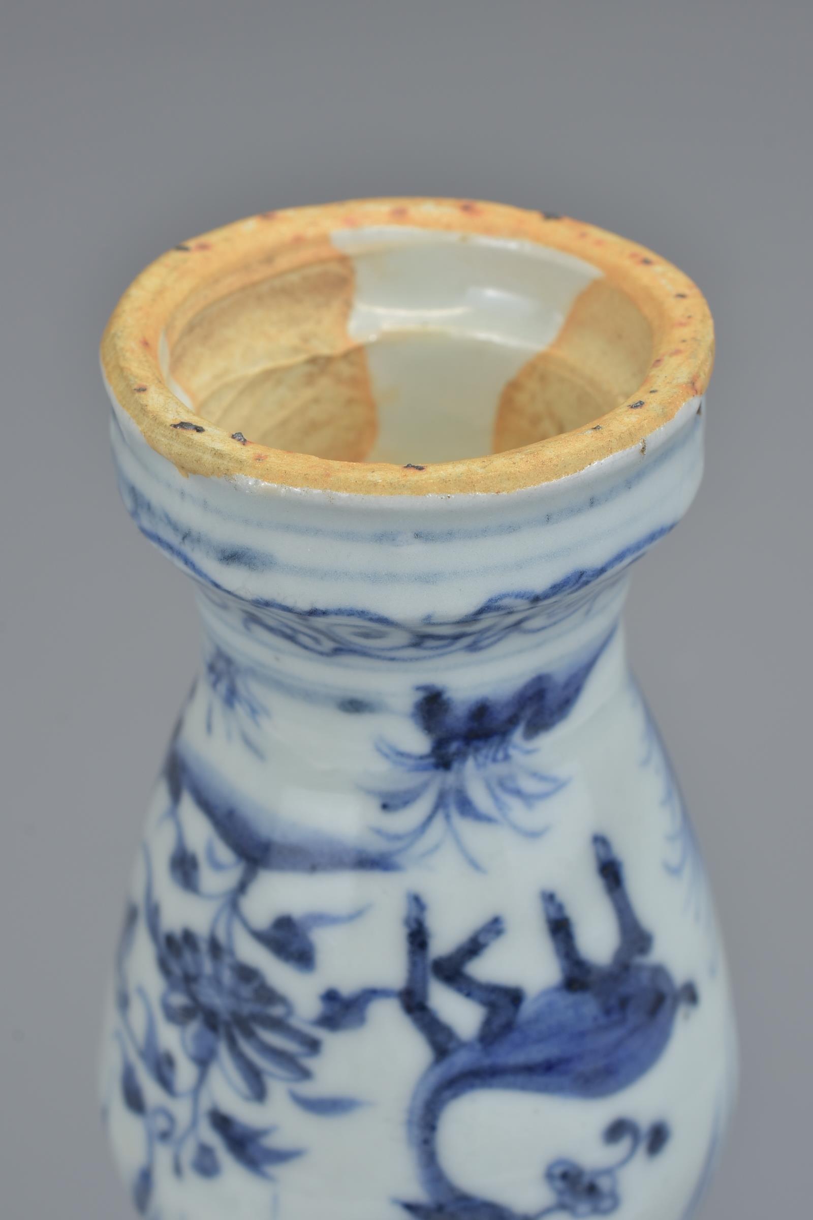 A Chinese 17th century Ming dynasty blue and white porcelain vase with twin handles decorated with f - Image 11 of 13