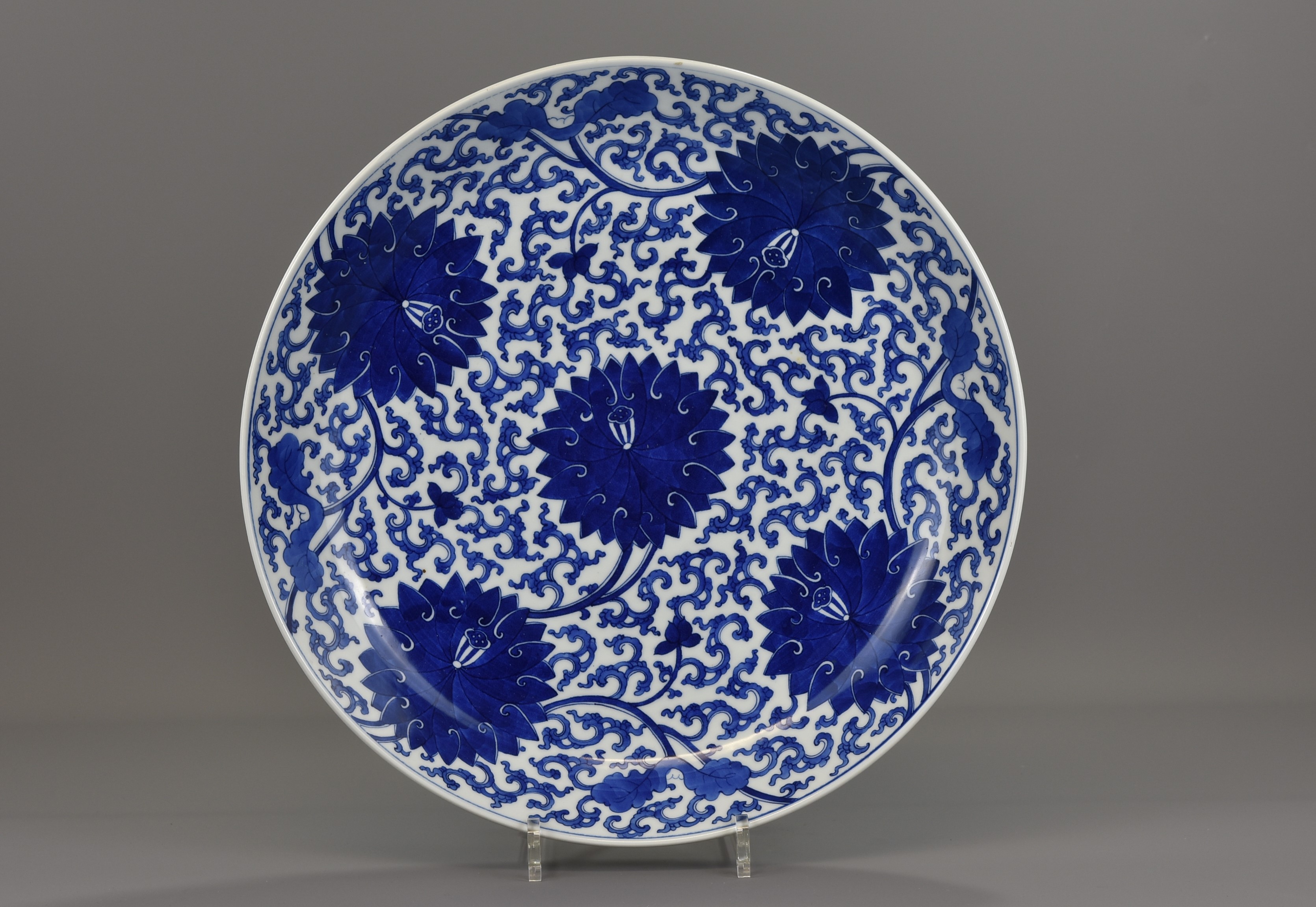 A large Chinese 18th century Kangxi blue and white porcelain dish. 39cm diameter