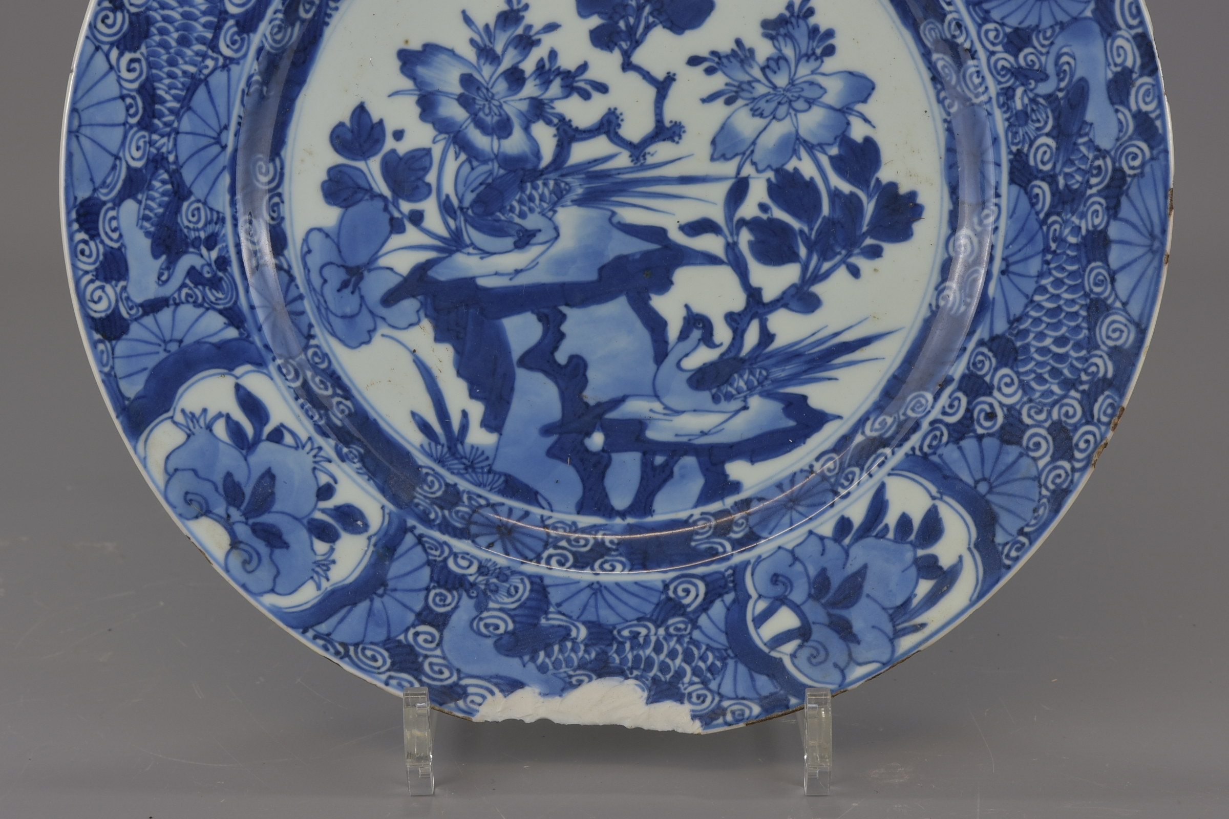 Two Chinese 18th century Kangxi period blue and white porcelain dishes. 33cm and 28cm diameter. (2) - Image 8 of 9