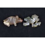 Two Chinese carved agate animal figures. 6 cm and 5.5 cm (2)