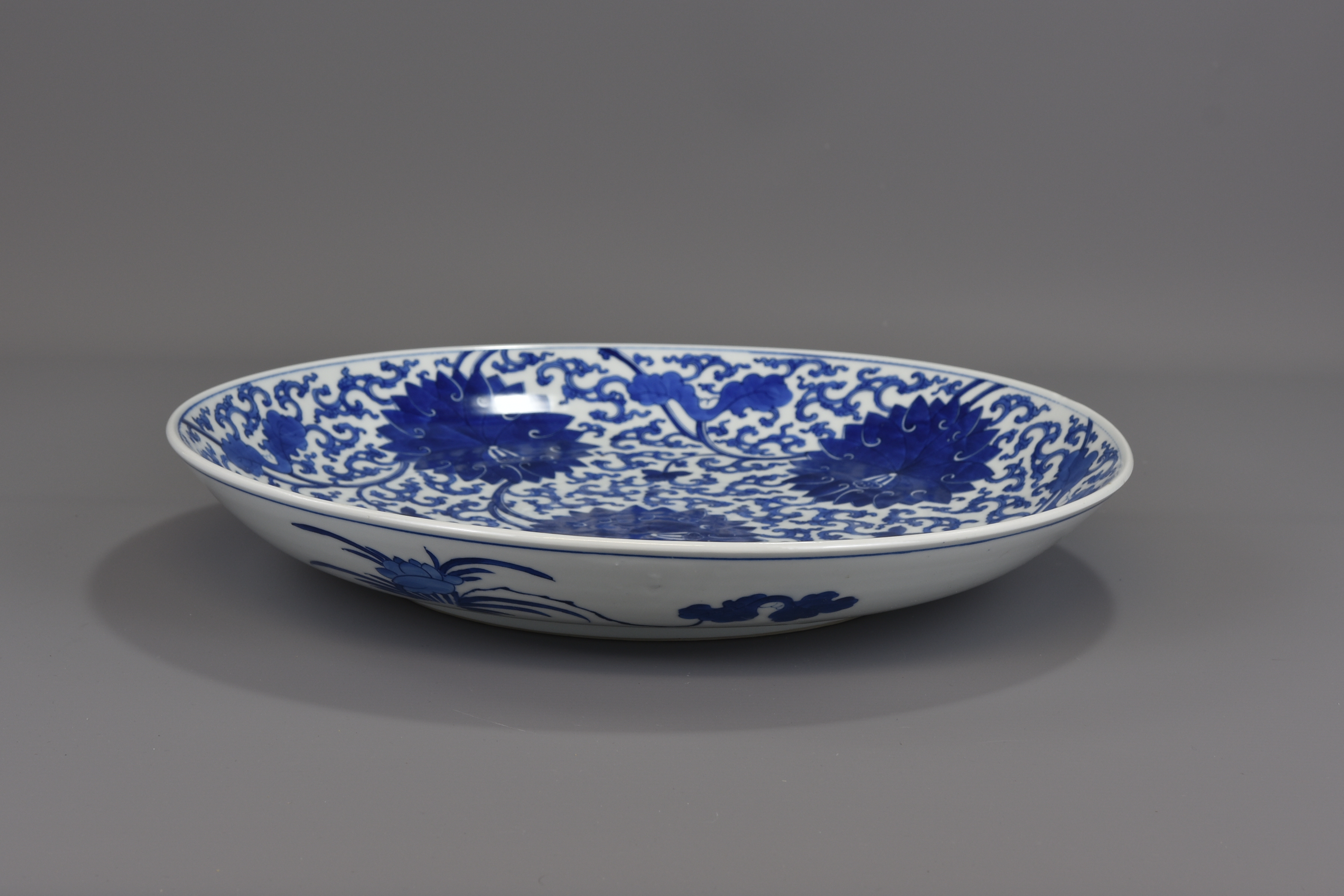 A large Chinese 18th century Kangxi blue and white porcelain dish. 39cm diameter - Image 8 of 8