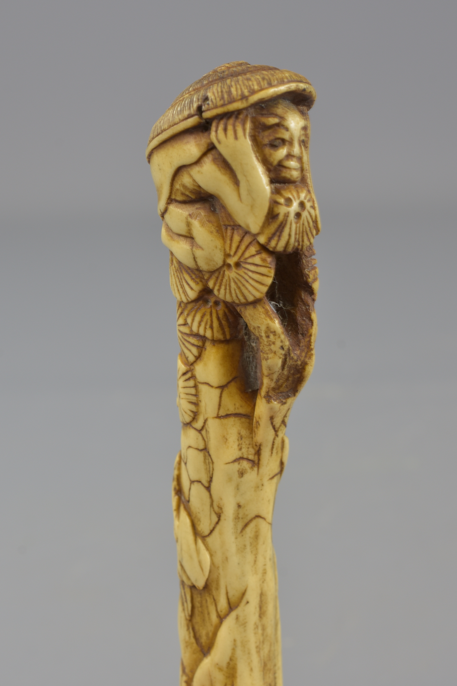A Japanese carved stag horn parasol handle depicting a Samurai and farmer. 15cm length - Image 4 of 5