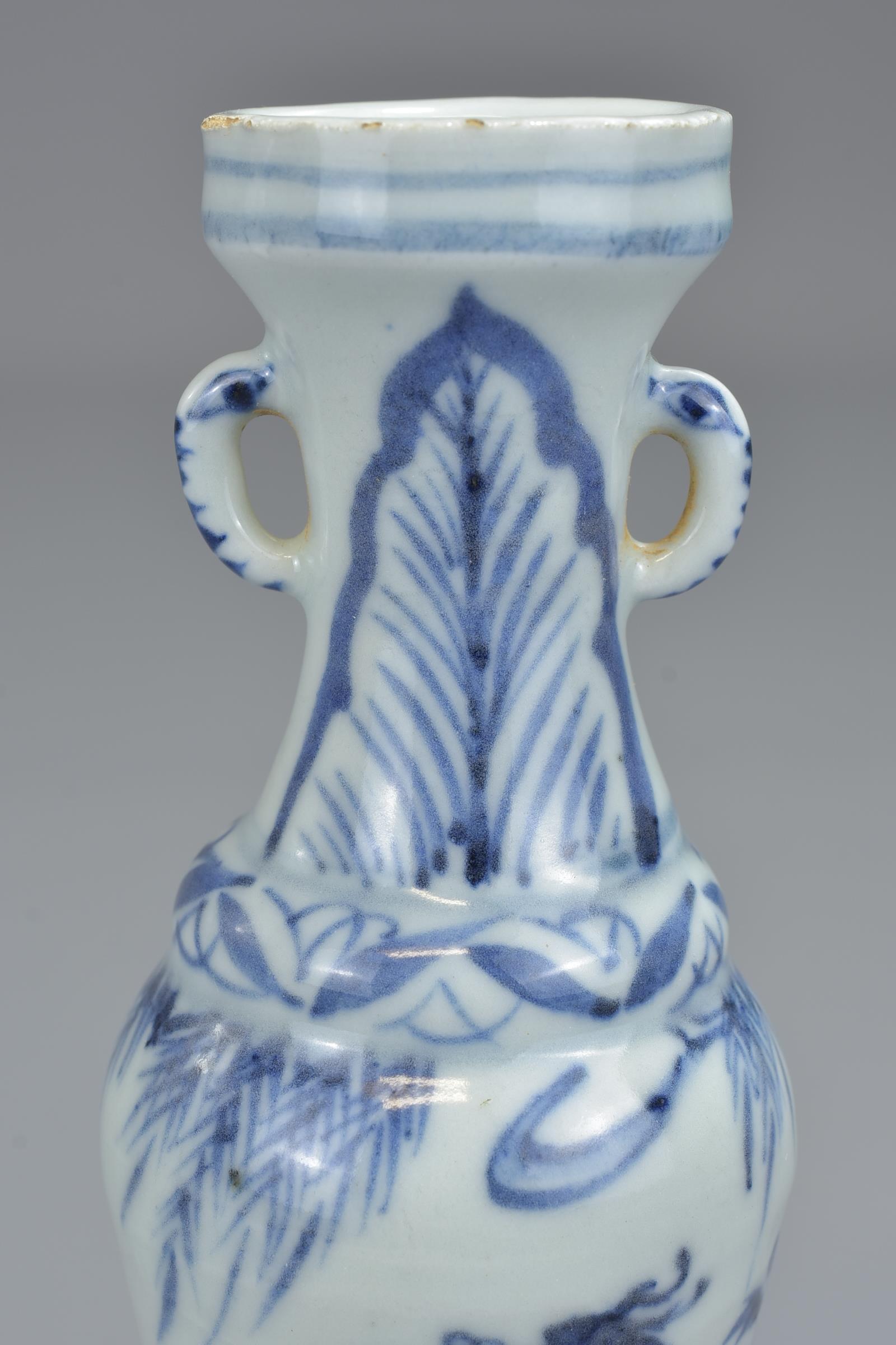 A Chinese 17th century Ming dynasty blue and white porcelain vase with twin handles decorated with f - Image 4 of 13