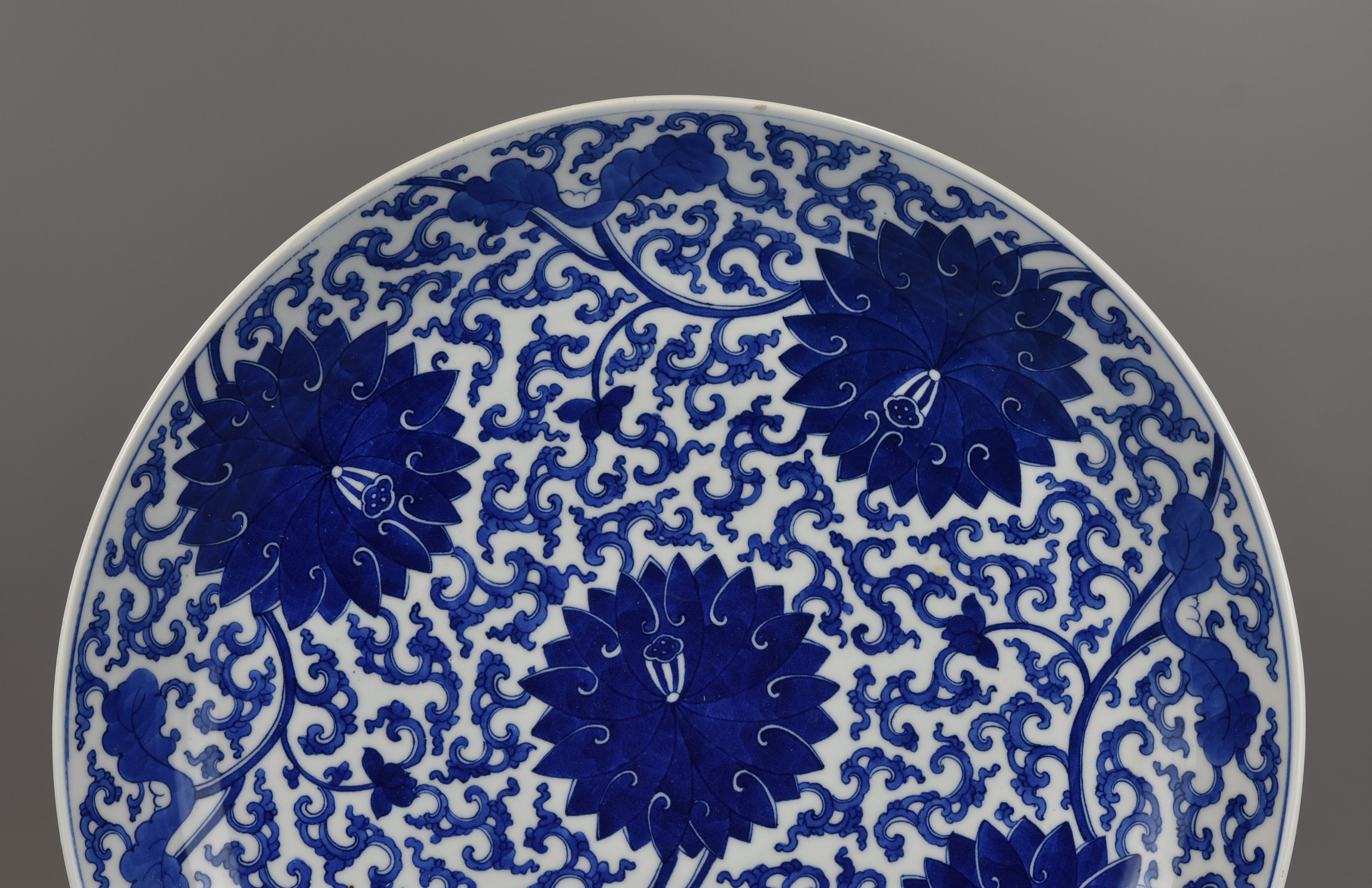 A large Chinese 18th century Kangxi blue and white porcelain dish. 39cm diameter - Image 2 of 8