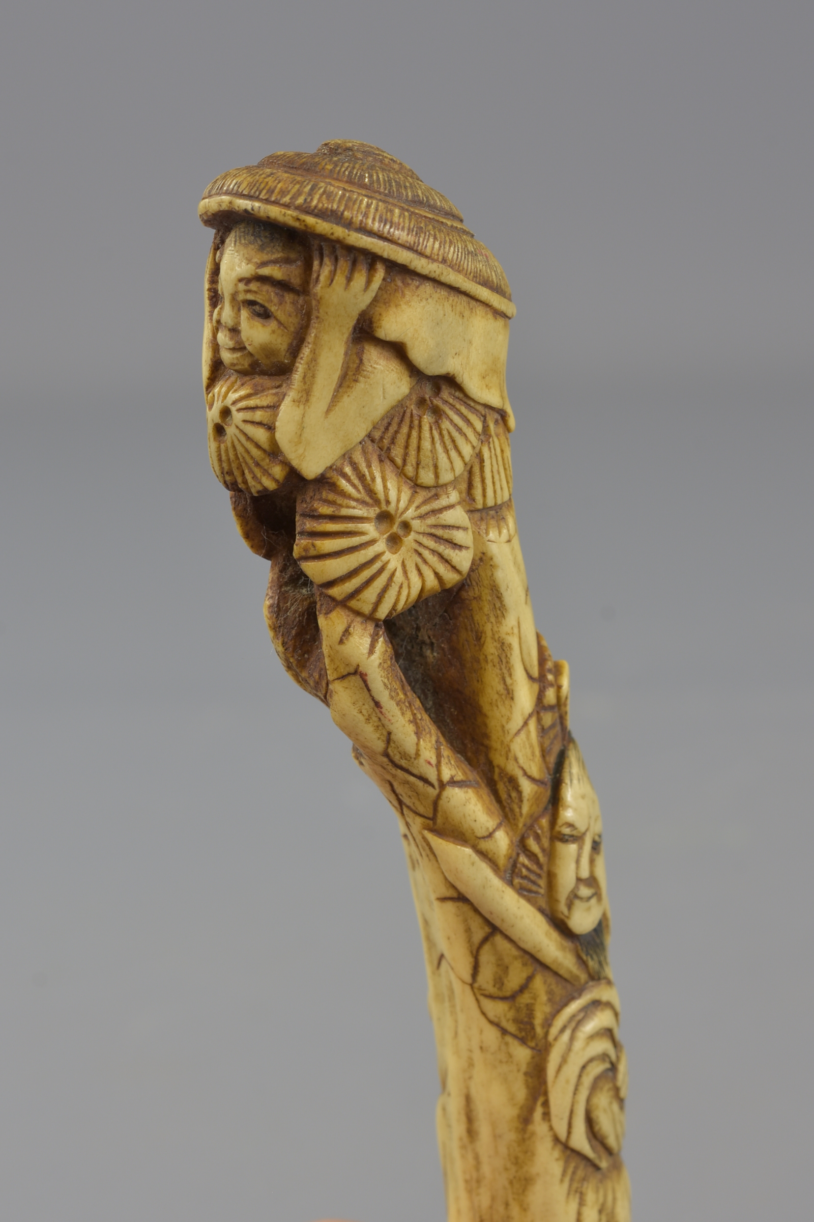 A Japanese carved stag horn parasol handle depicting a Samurai and farmer. 15cm length - Image 3 of 5