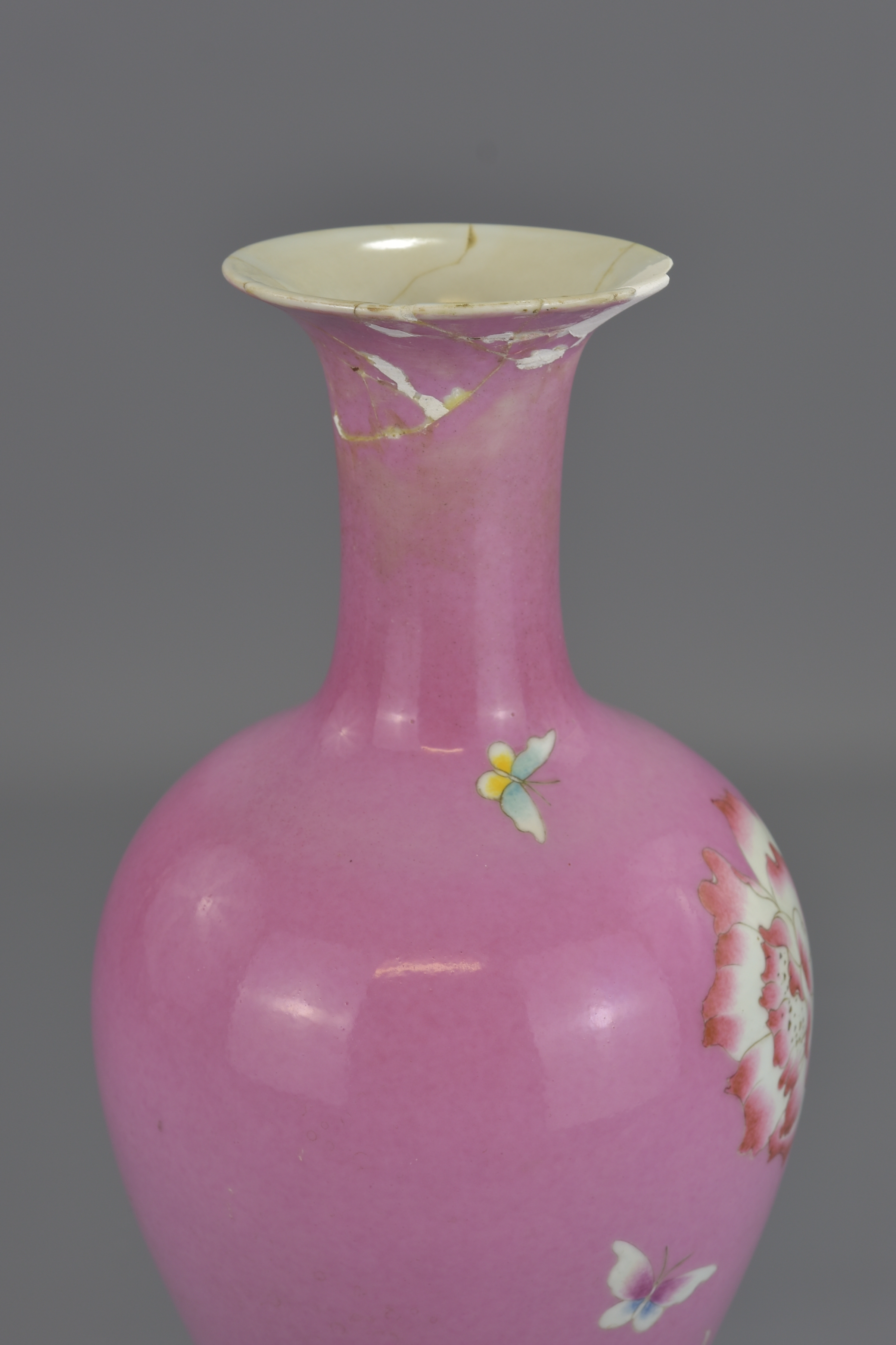 A Chinese 18th century ruby-pink enamelled porcelain vase decorated with flowers and butterflies. Un - Image 5 of 9