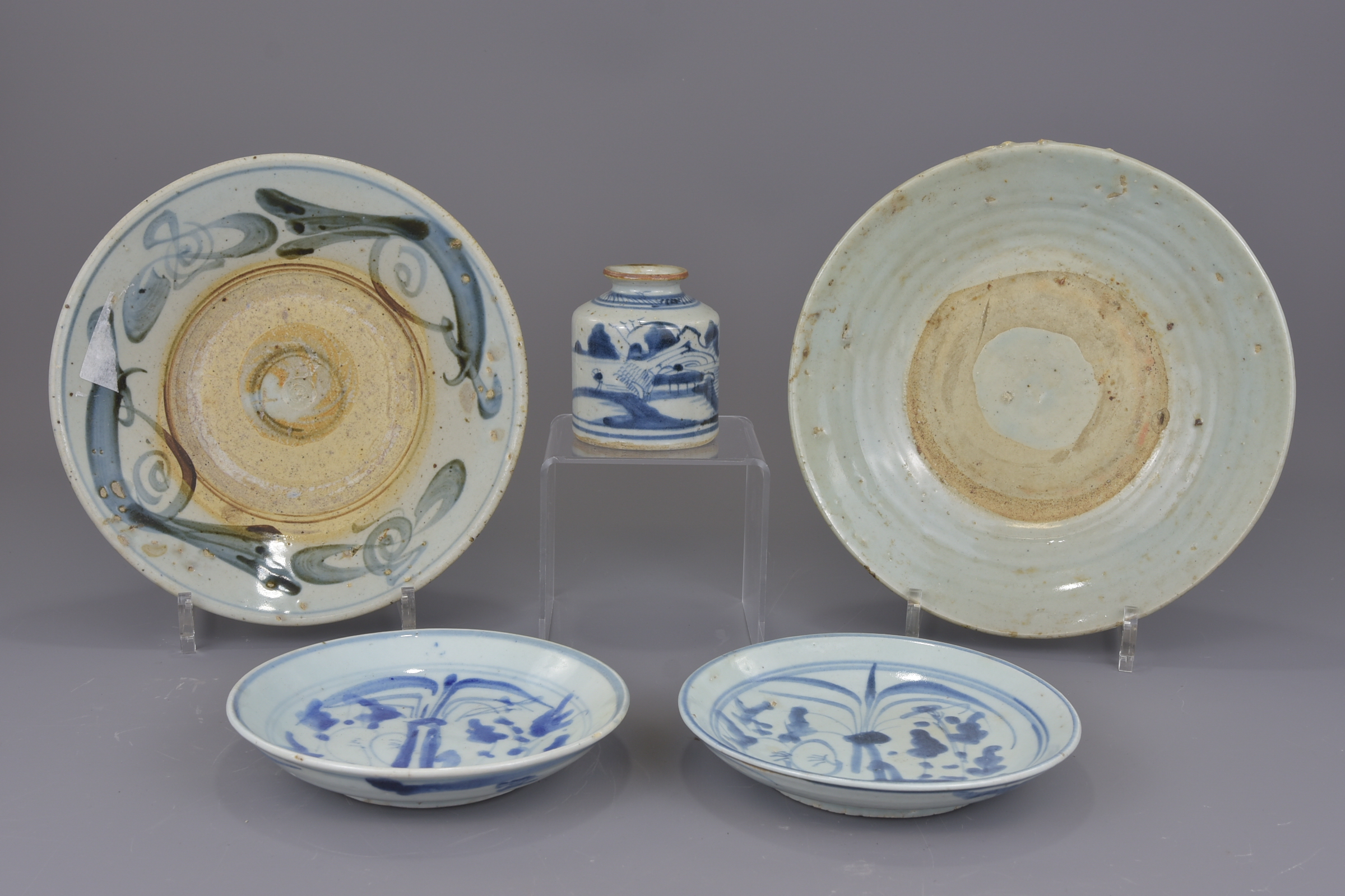 A group of five Chinese 18th century porcelain items. Four plates plus one small jar. 15cm diameter,