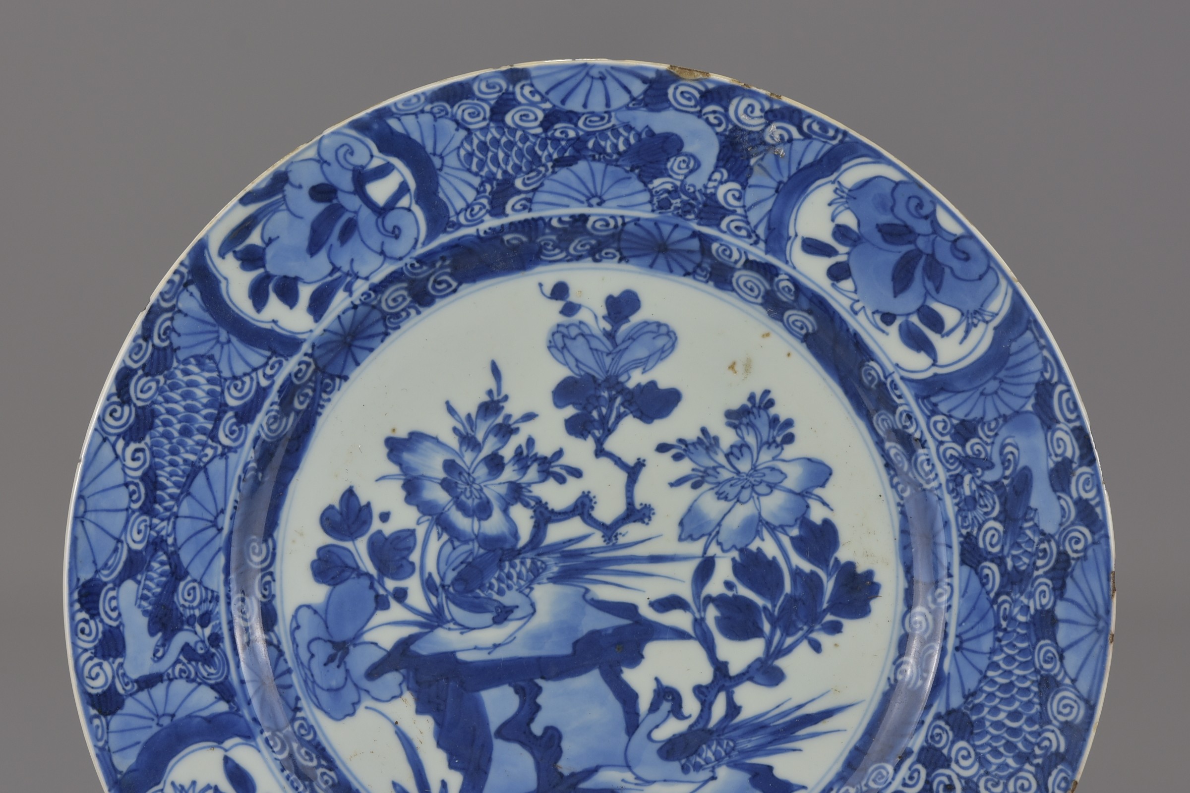 Two Chinese 18th century Kangxi period blue and white porcelain dishes. 33cm and 28cm diameter. (2) - Image 7 of 9