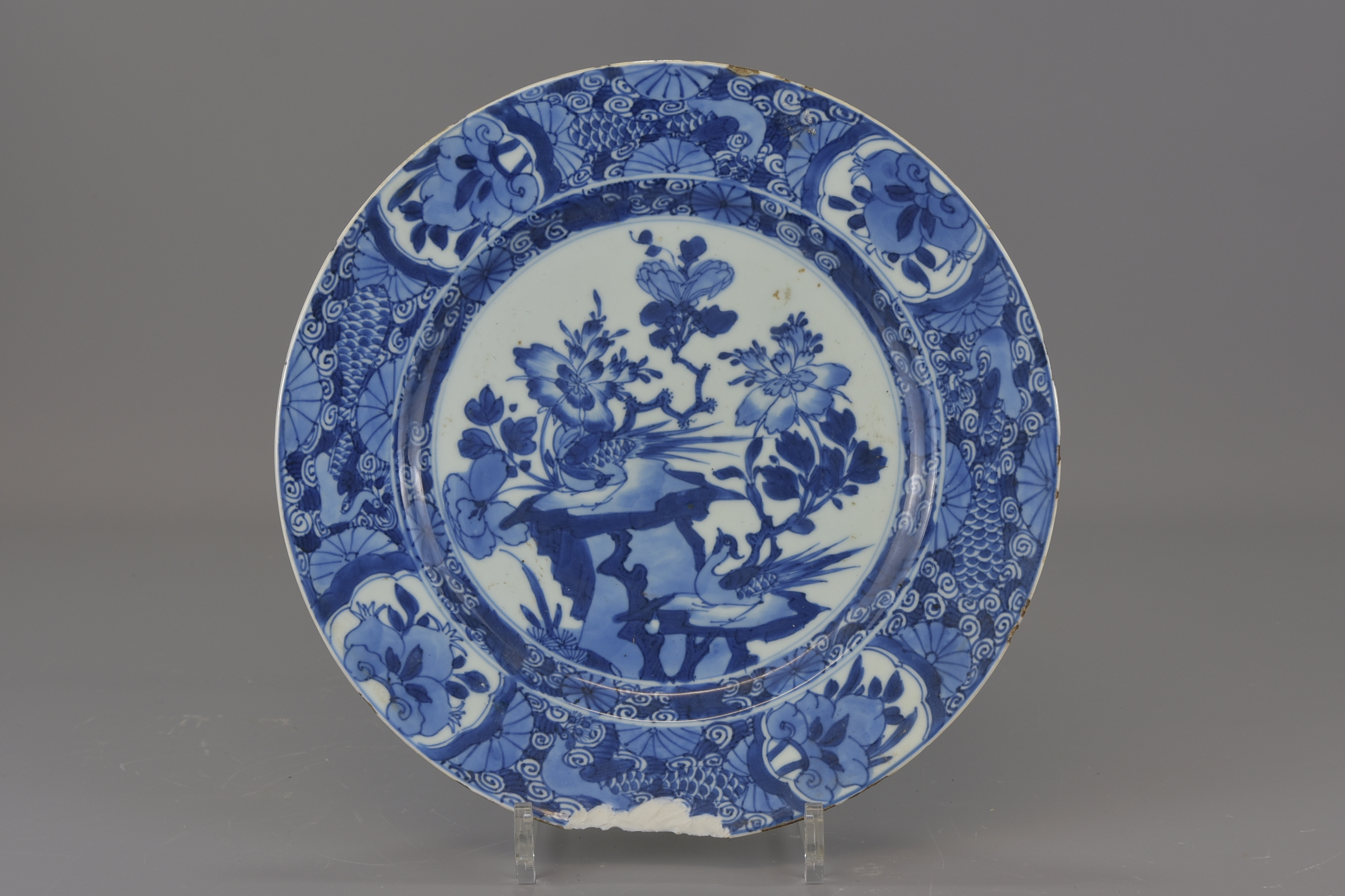 Two Chinese 18th century Kangxi period blue and white porcelain dishes. 33cm and 28cm diameter. (2) - Image 6 of 9