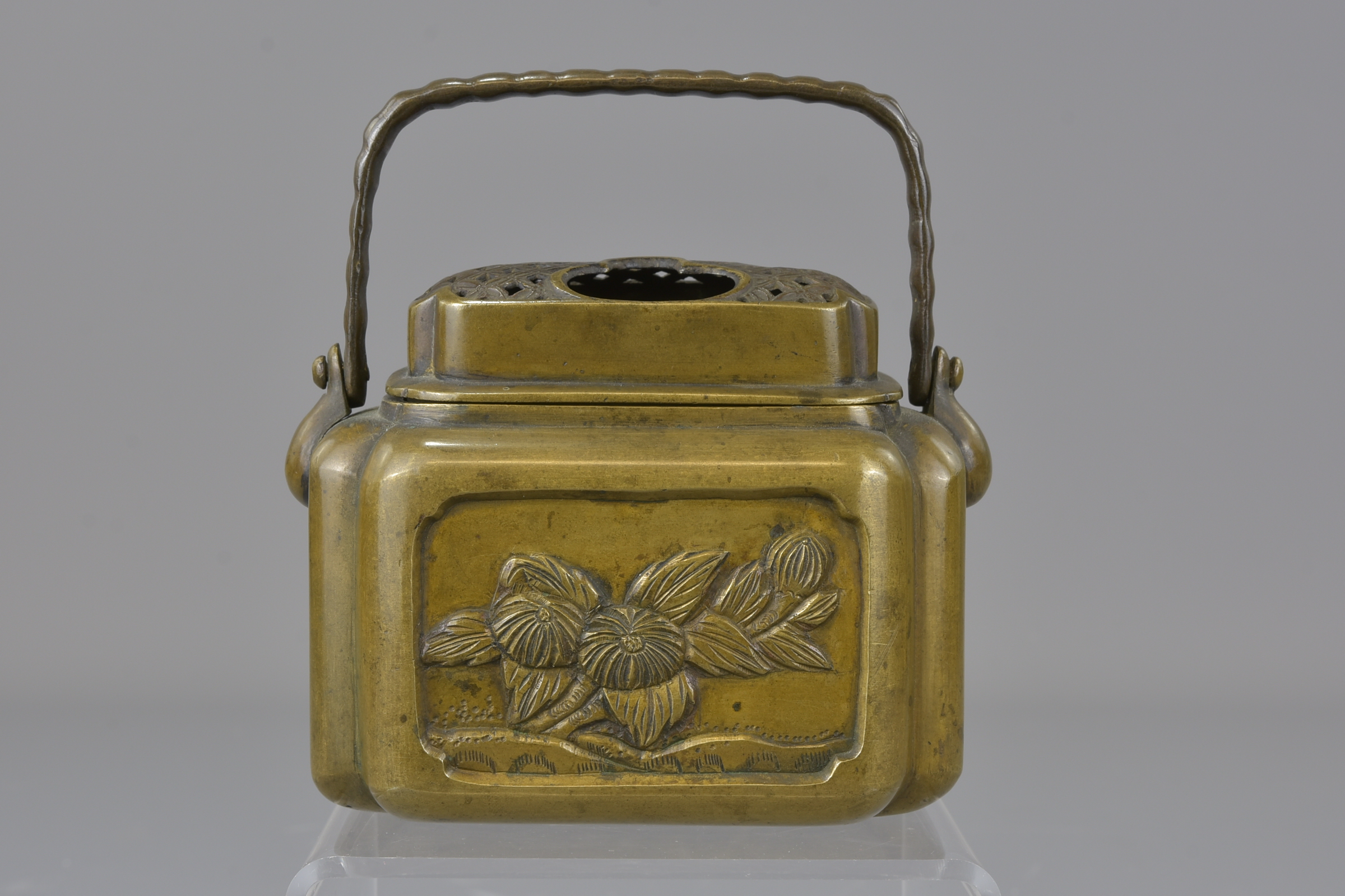 A Japanese 18th century bronze hand warmer with handle. 12cm (D) - Image 2 of 7