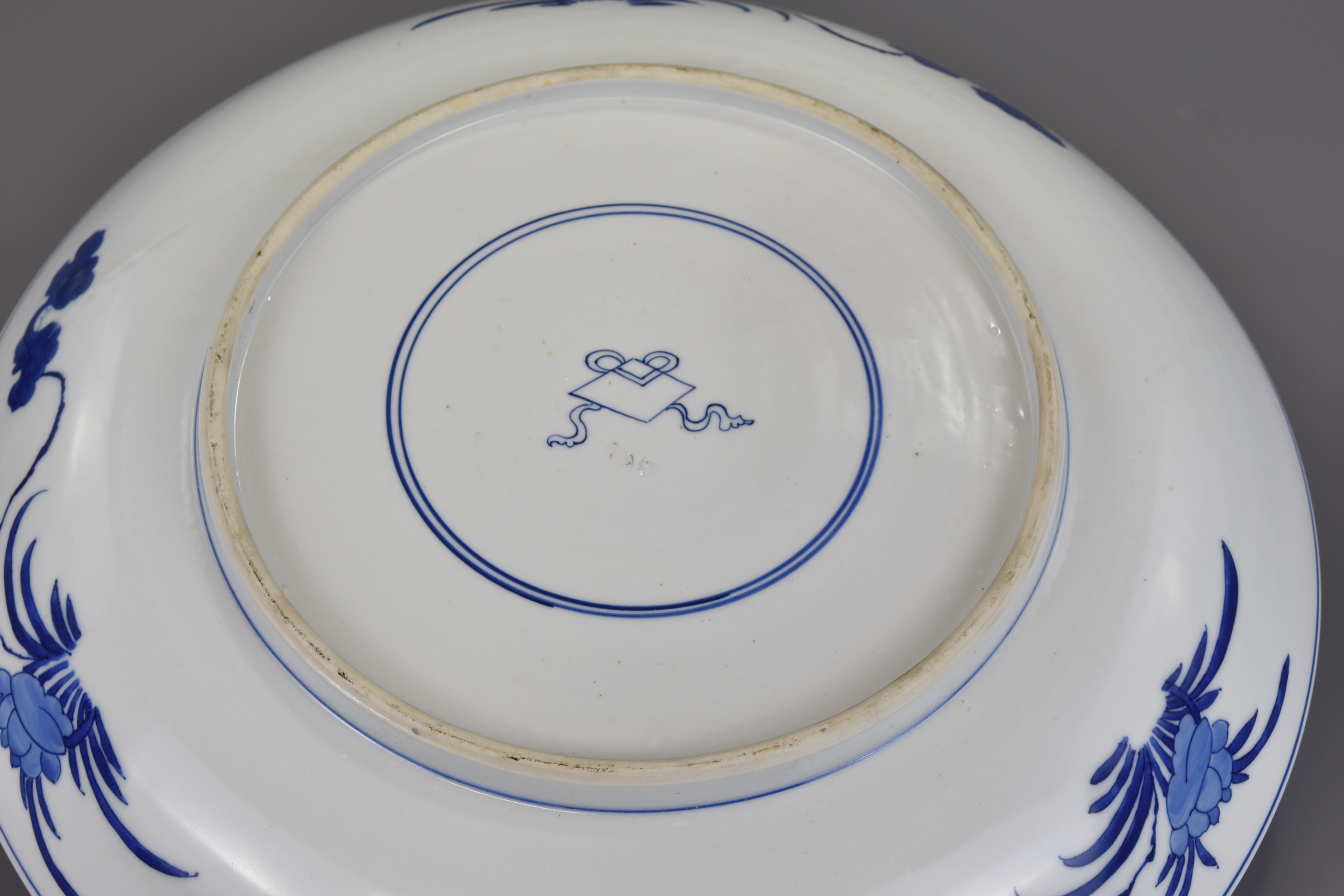 A large Chinese 18th century Kangxi blue and white porcelain dish. 39cm diameter - Image 6 of 8