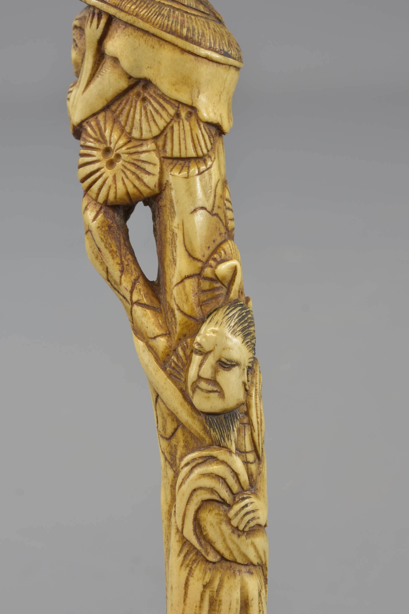 A Japanese carved stag horn parasol handle depicting a Samurai and farmer. 15cm length - Image 5 of 5