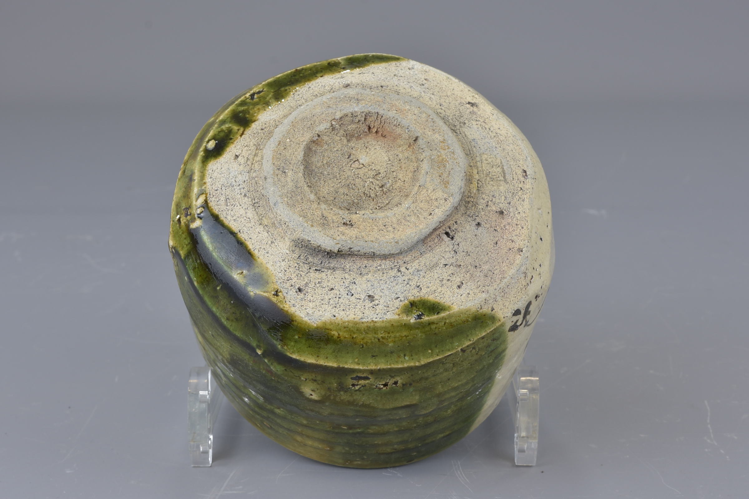 A Japanese early 19th century green glazed tea bowl with black double gourd decorations. 12cm Proven - Image 5 of 7