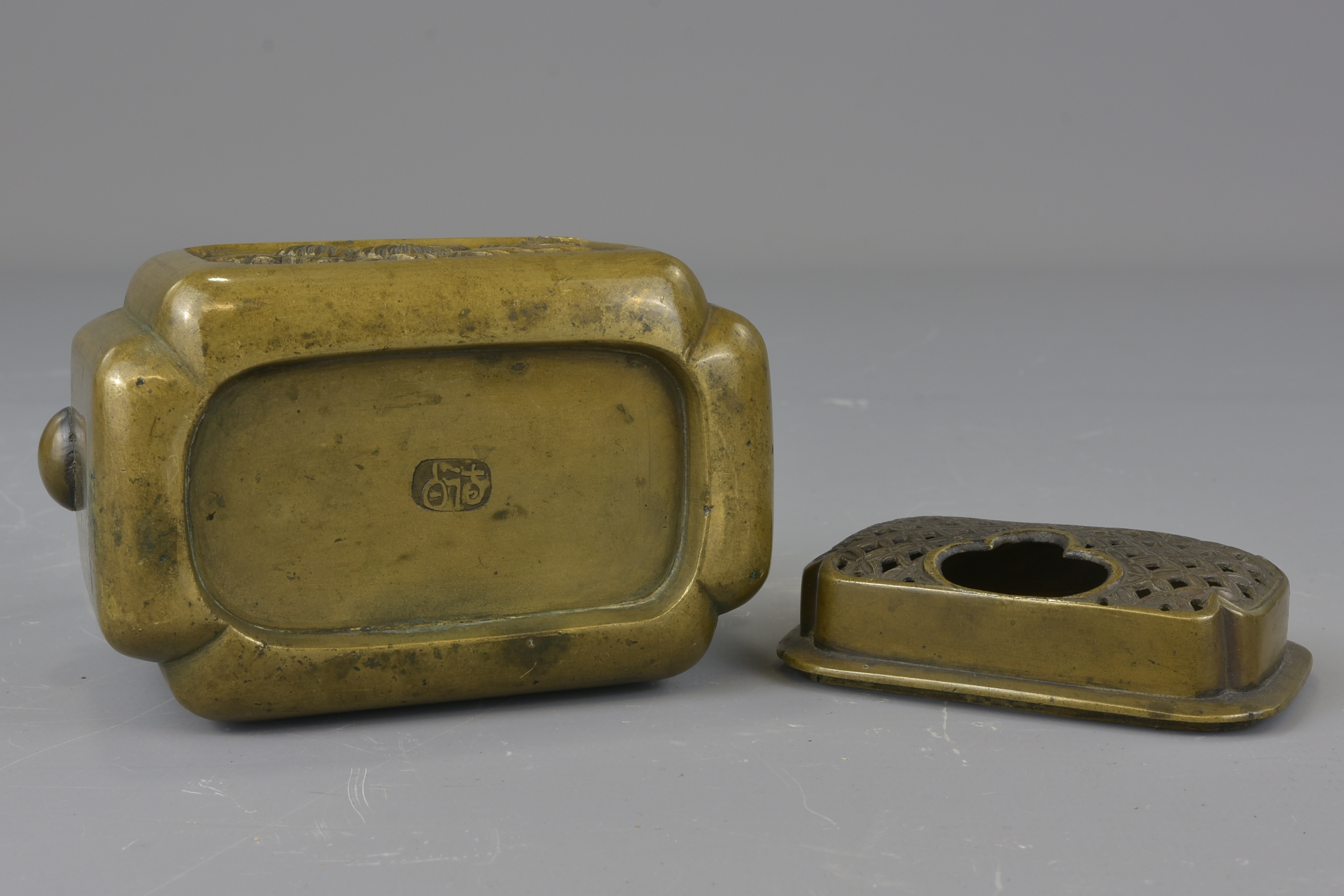 A Japanese 18th century bronze hand warmer with handle. 12cm (D) - Image 7 of 7