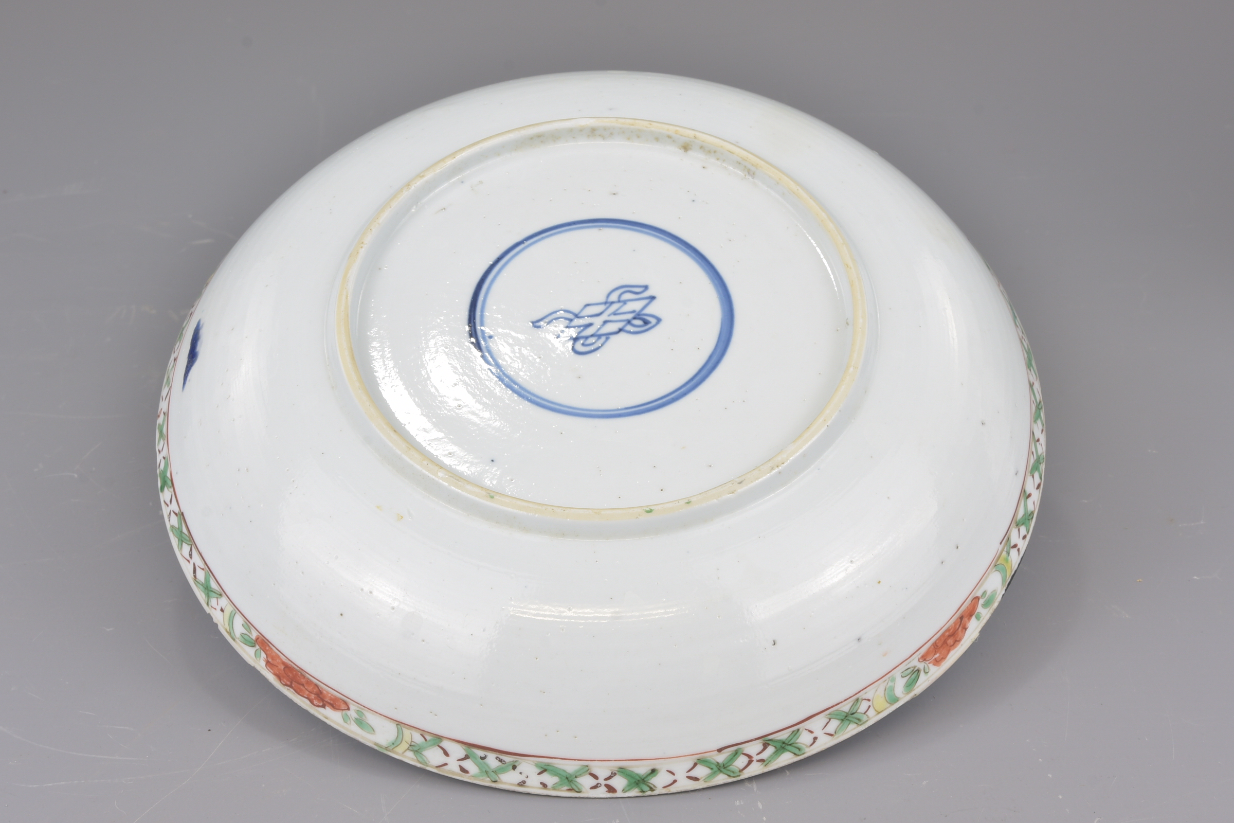 Two Chinese 18th century porcelain dishes Kangxi period. 22cm diameter (2) - Image 3 of 5