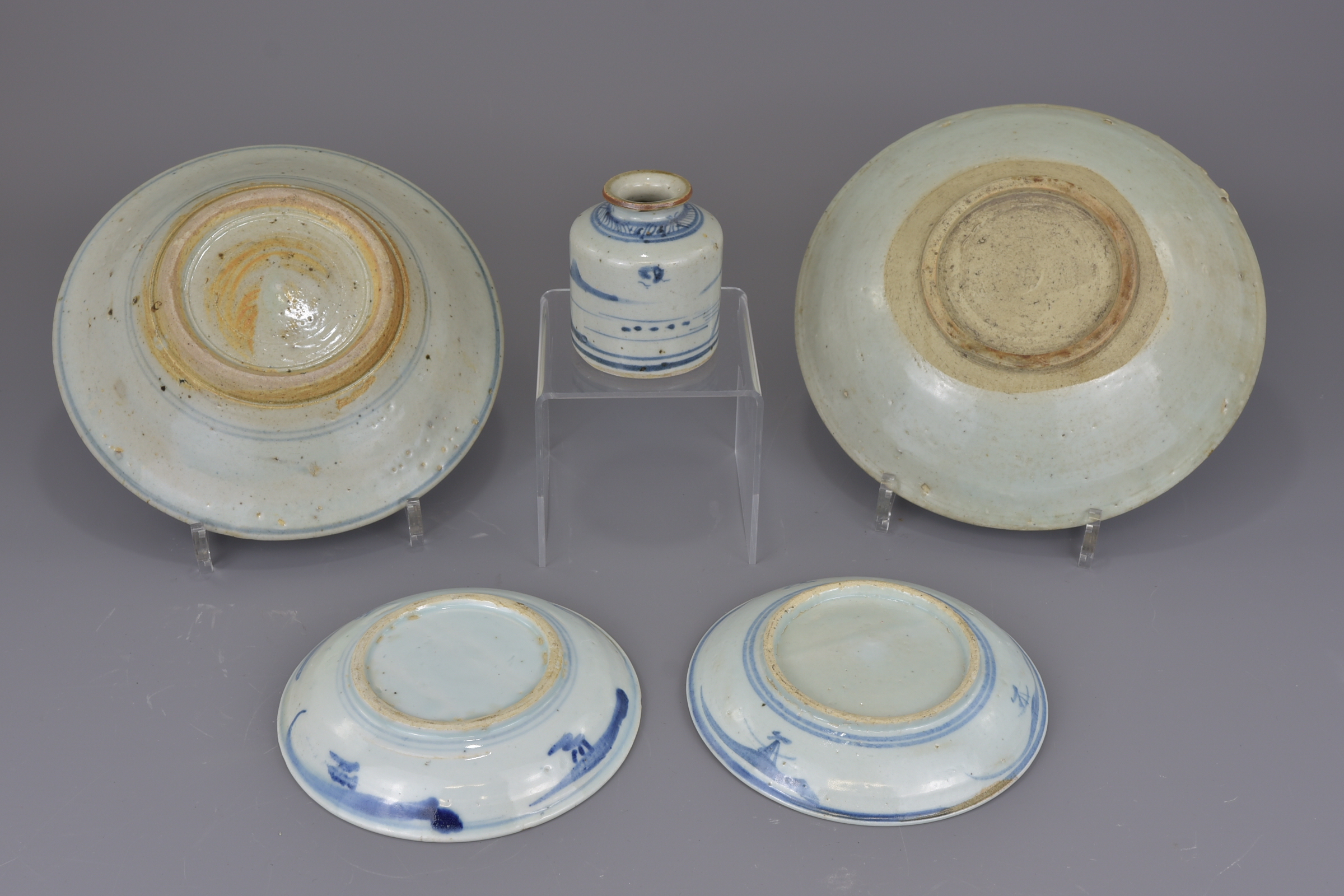 A group of five Chinese 18th century porcelain items. Four plates plus one small jar. 15cm diameter, - Image 2 of 2