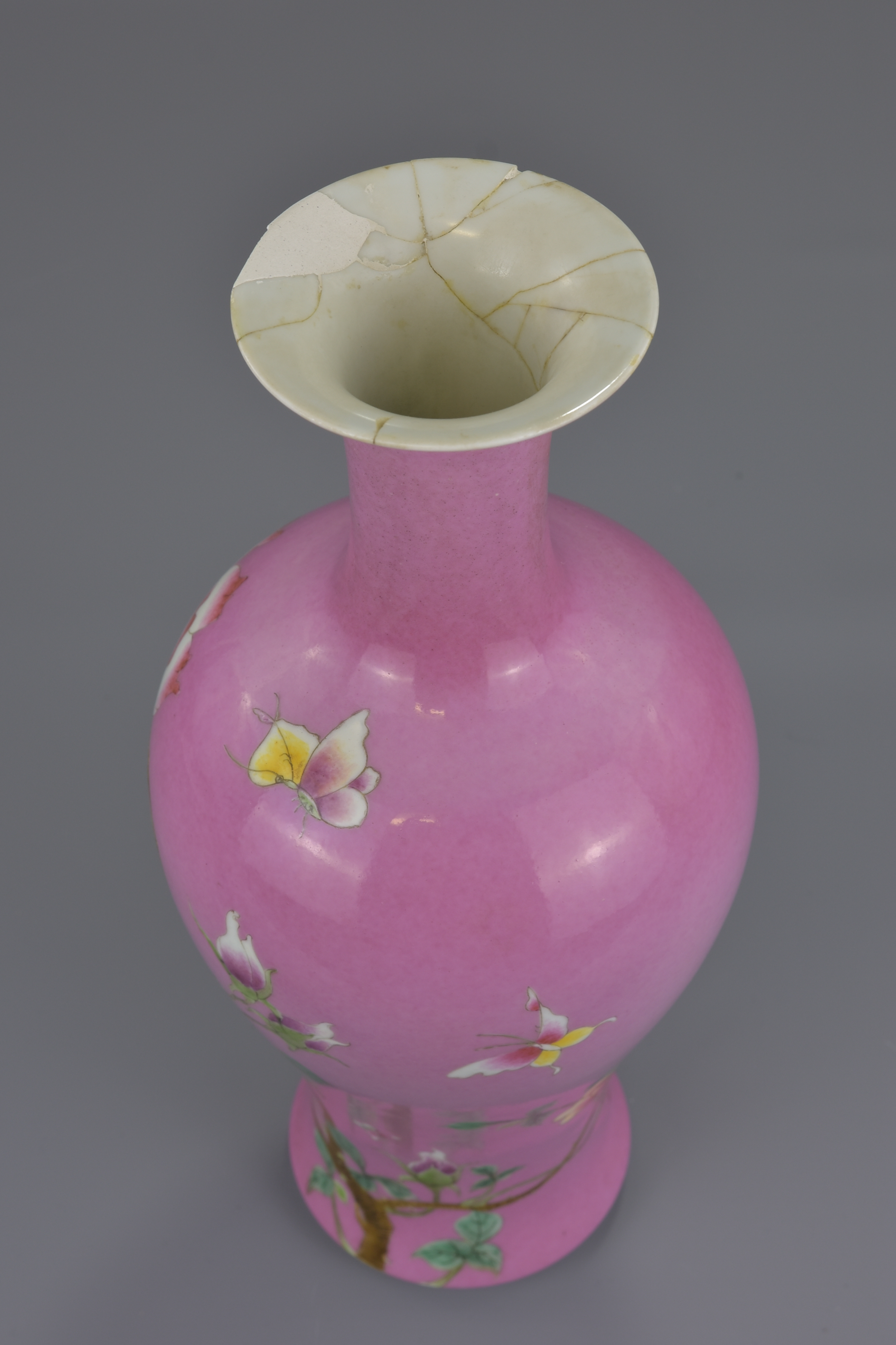 A Chinese 18th century ruby-pink enamelled porcelain vase decorated with flowers and butterflies. Un - Image 7 of 9