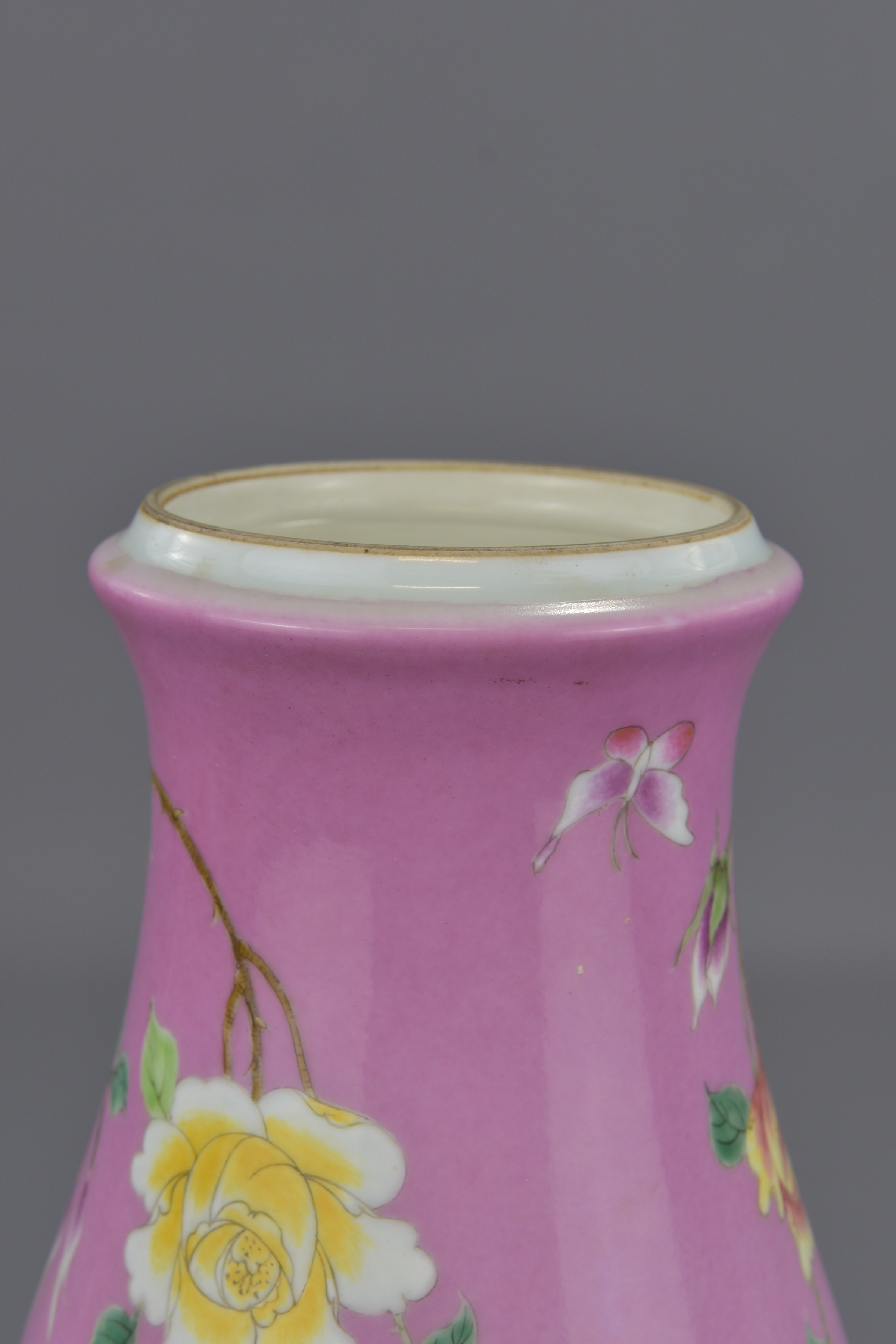 A Chinese 18th century ruby-pink enamelled porcelain vase decorated with flowers and butterflies. Un - Image 9 of 9