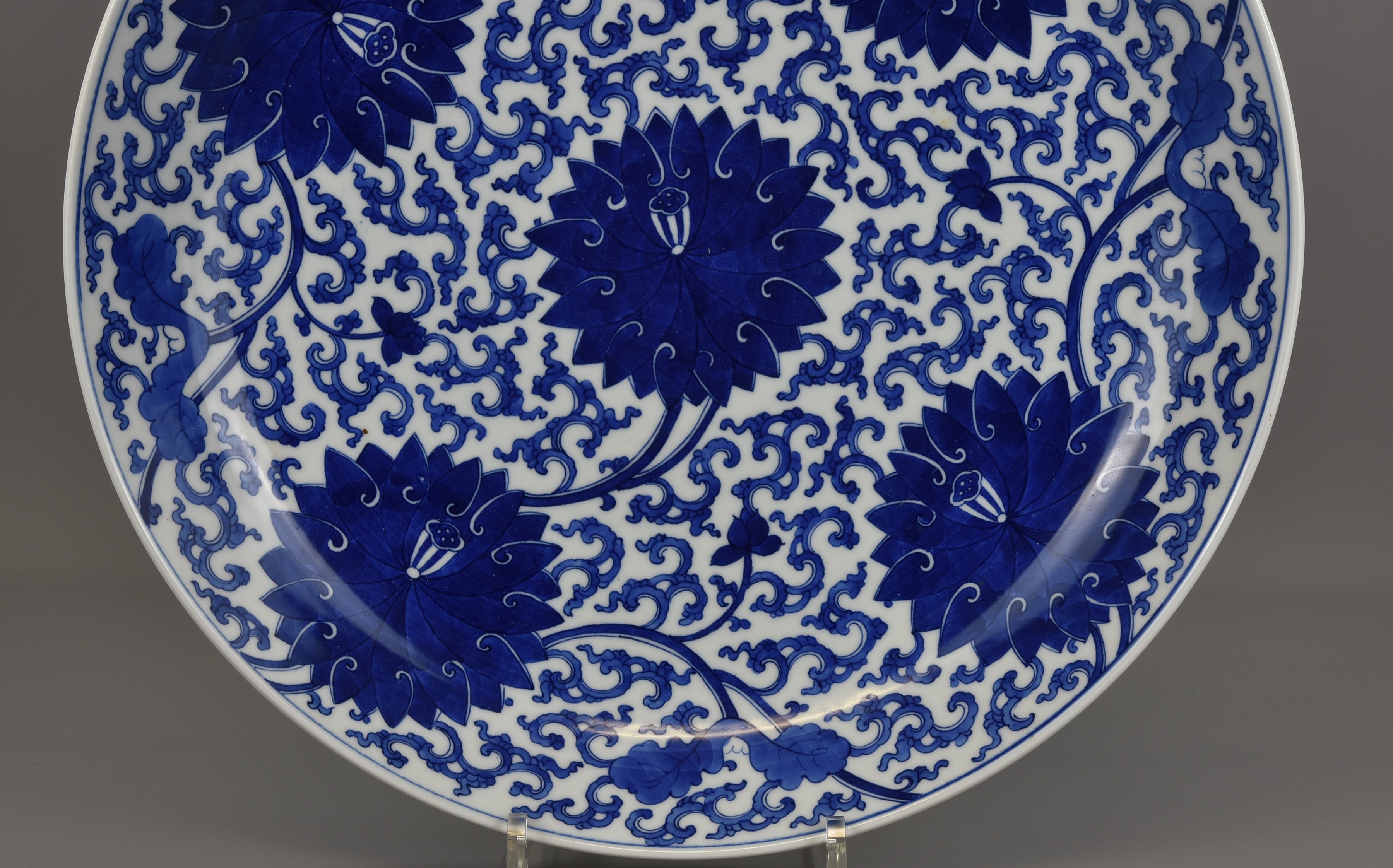 A large Chinese 18th century Kangxi blue and white porcelain dish. 39cm diameter - Image 3 of 8