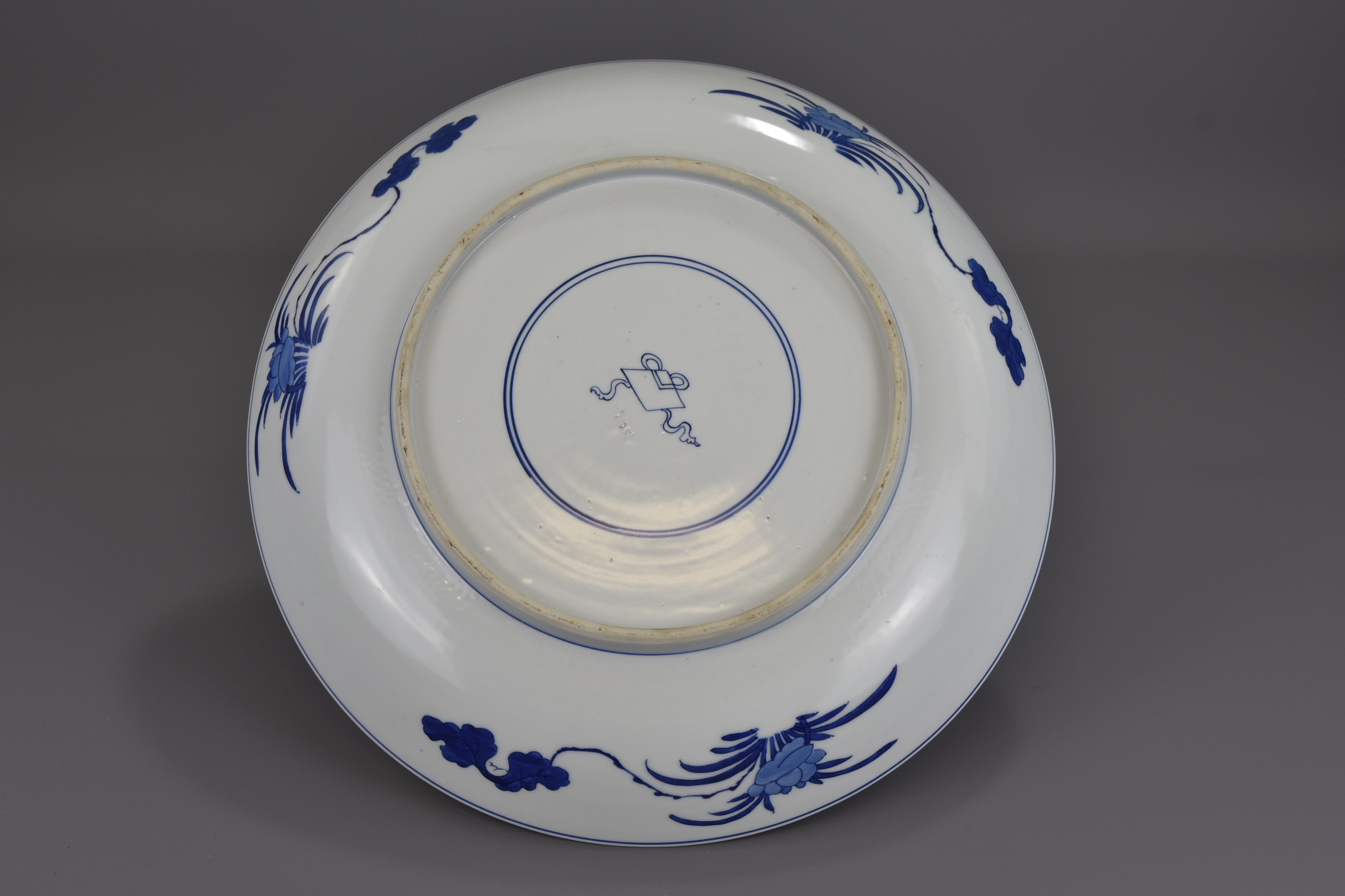 A large Chinese 18th century Kangxi blue and white porcelain dish. 39cm diameter - Image 7 of 8