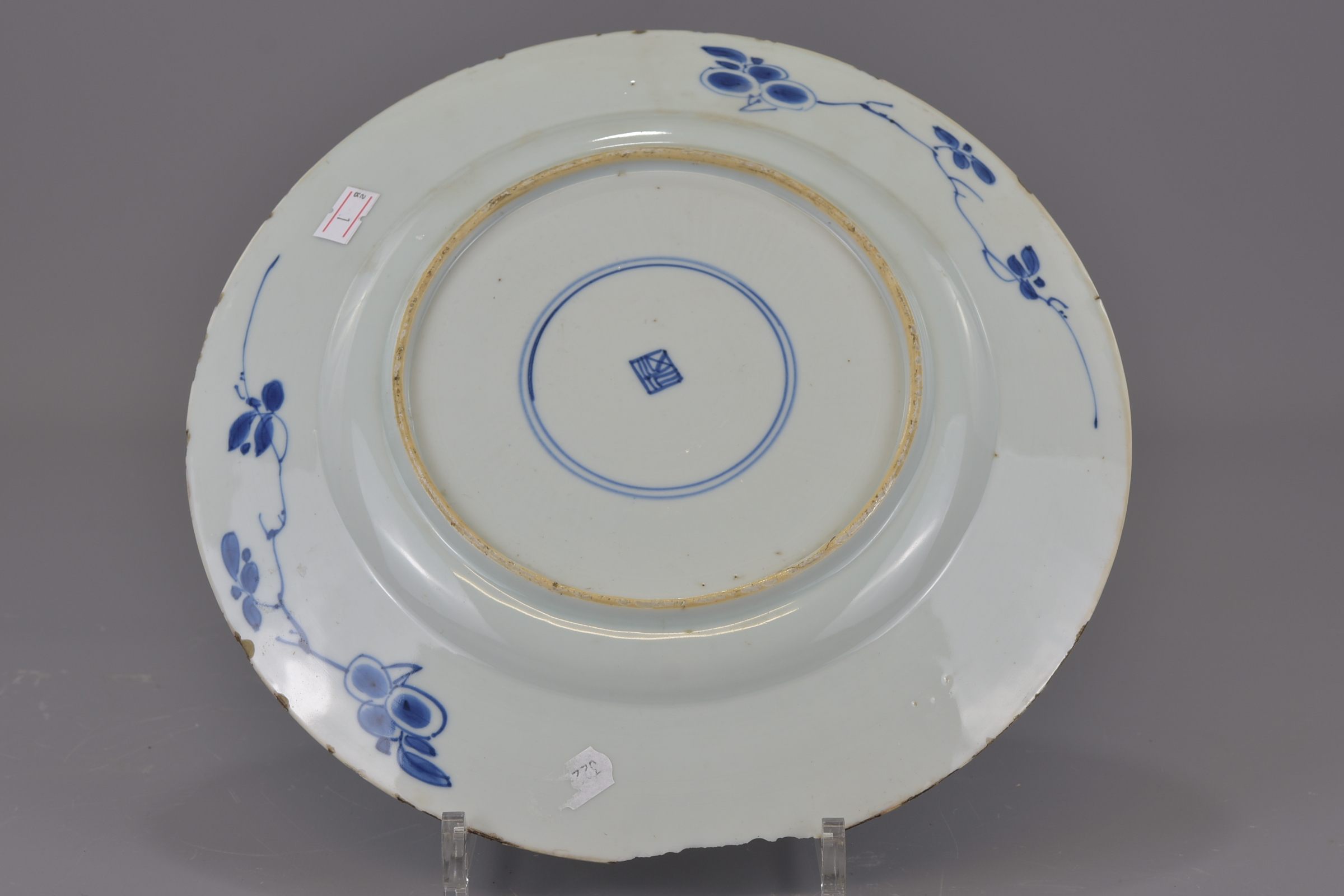 Two Chinese 18th century Kangxi period blue and white porcelain dishes. 33cm and 28cm diameter. (2) - Image 9 of 9