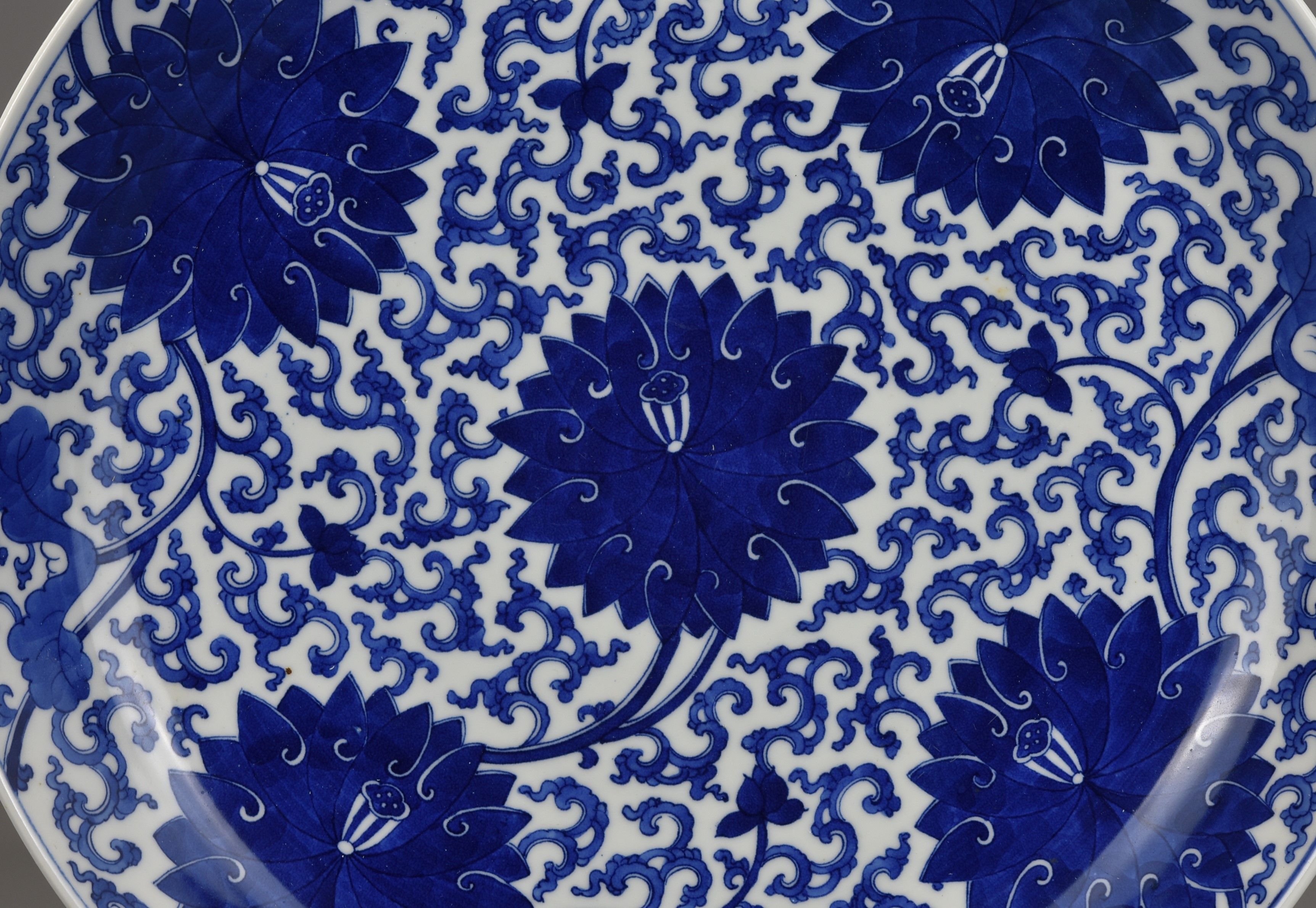 A large Chinese 18th century Kangxi blue and white porcelain dish. 39cm diameter - Image 4 of 8