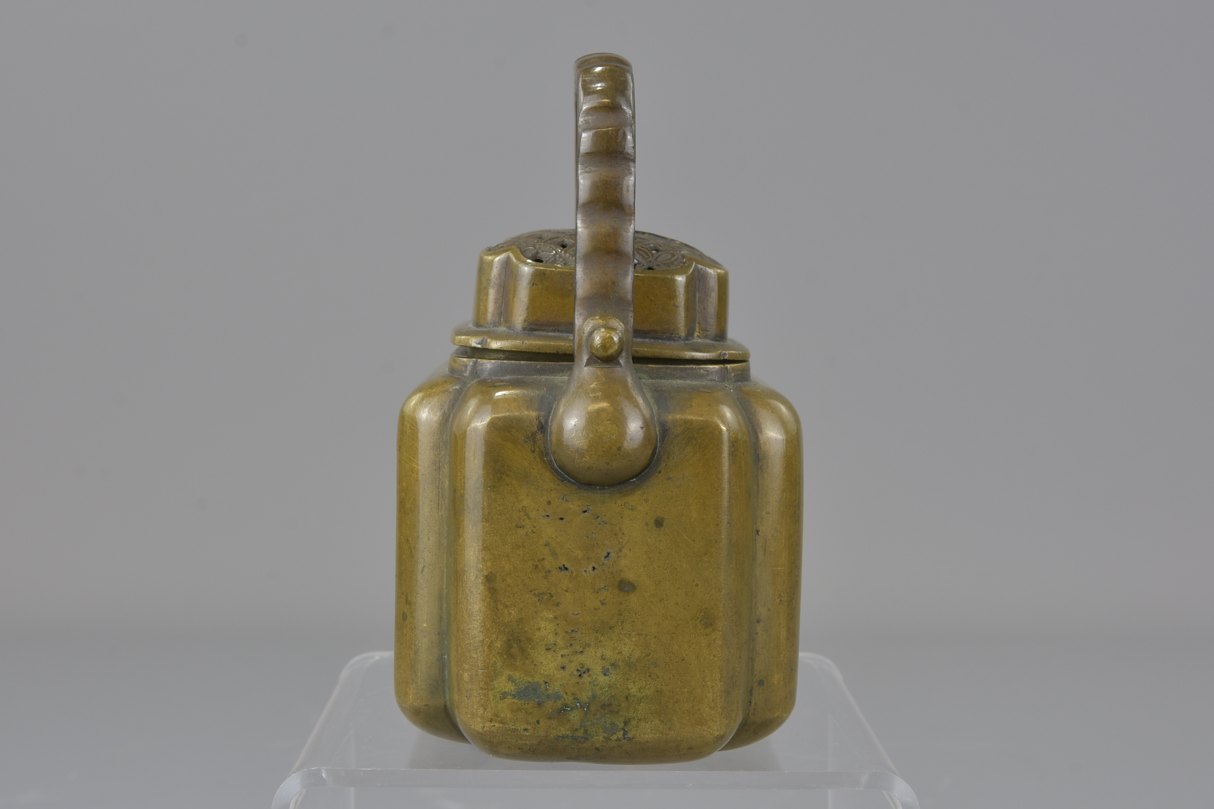 A Japanese 18th century bronze hand warmer with handle. 12cm (D) - Image 5 of 7