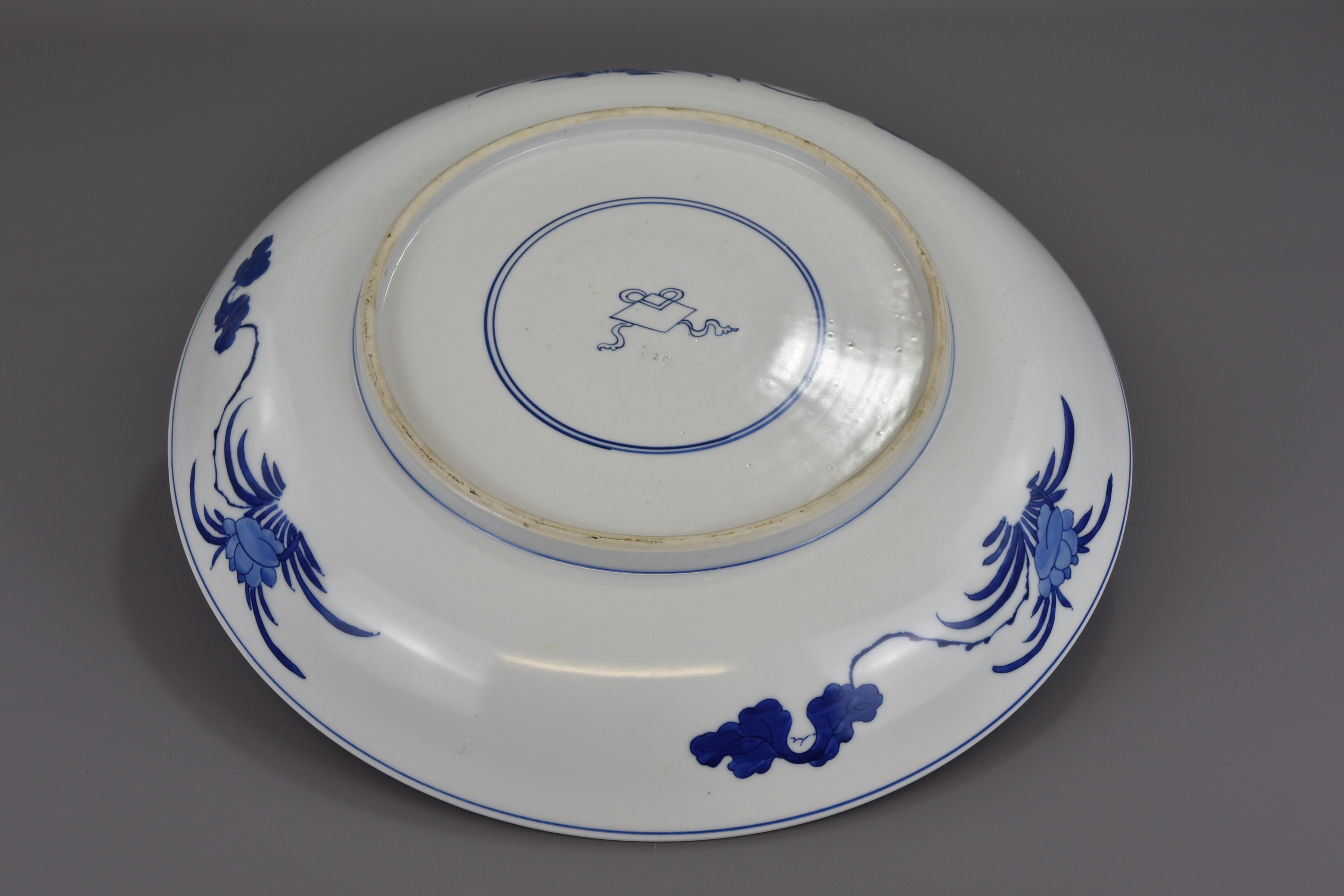 A large Chinese 18th century Kangxi blue and white porcelain dish. 39cm diameter - Image 5 of 8