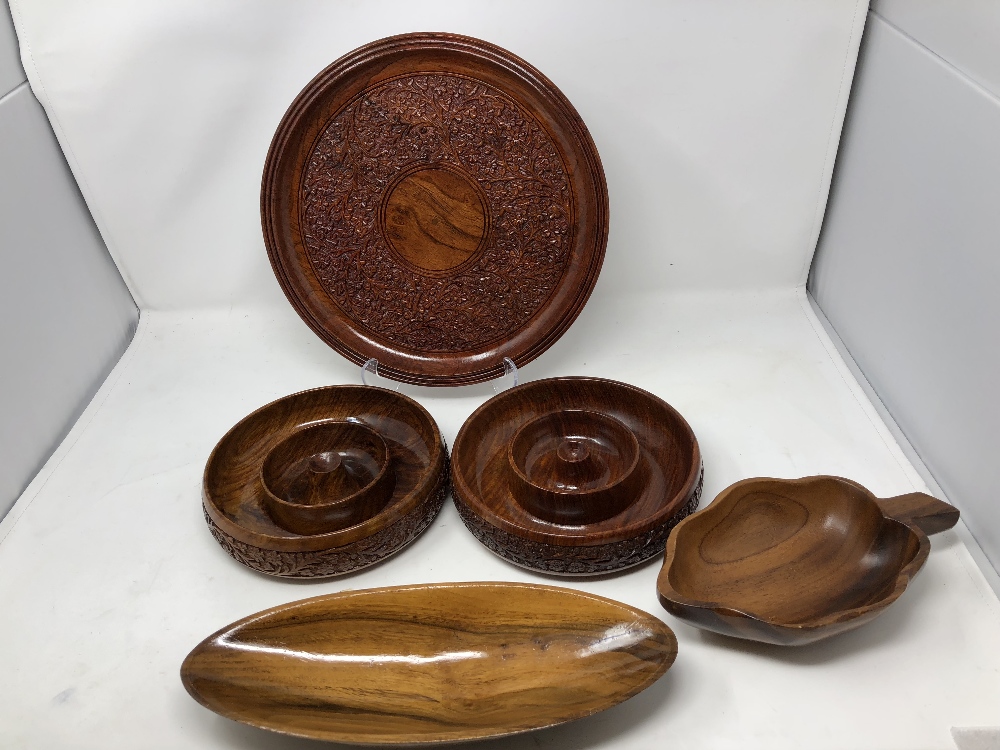 A box of assorted treen including bowls, dishes, trays, etc.