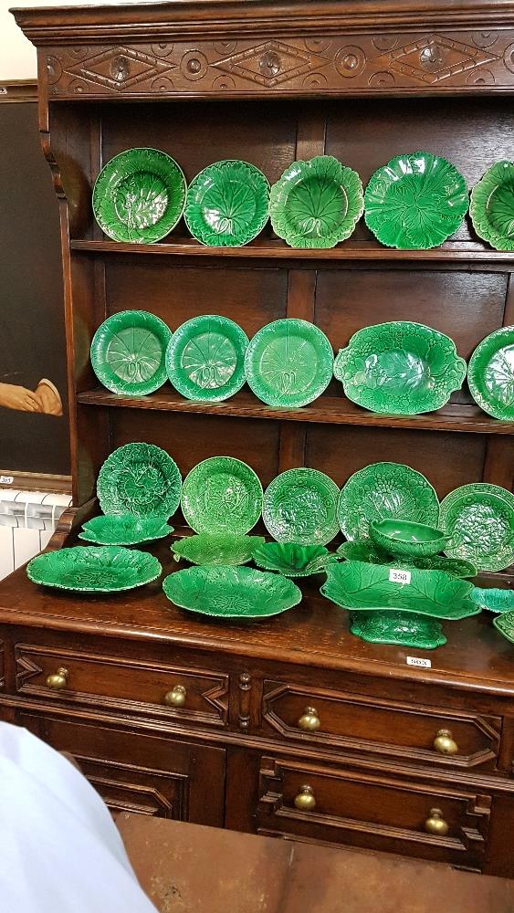 A comprehensive collection of assorted 19th Century green leaf/cabbage leaf tableware. - Image 5 of 6