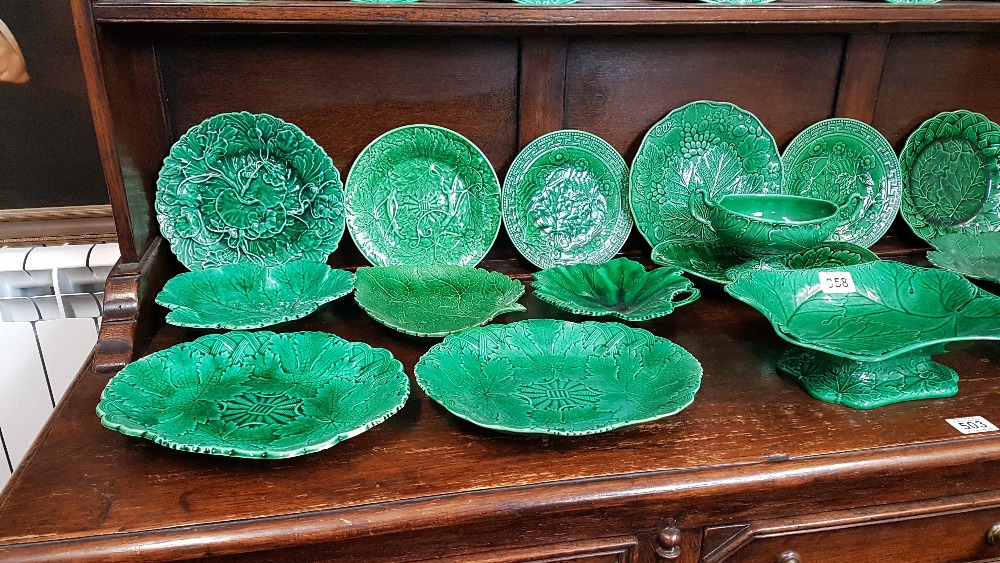 A comprehensive collection of assorted 19th Century green leaf/cabbage leaf tableware. - Image 6 of 6
