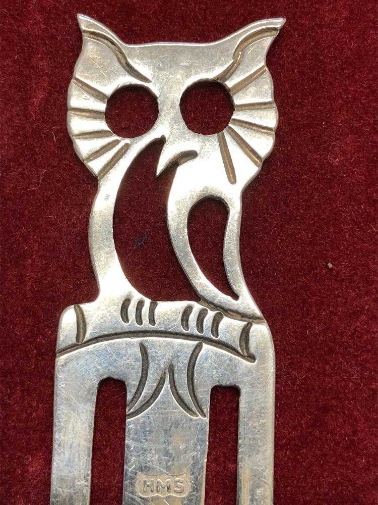 A silver book mark with an owl finial and a similar golfing book mark. - Image 3 of 5