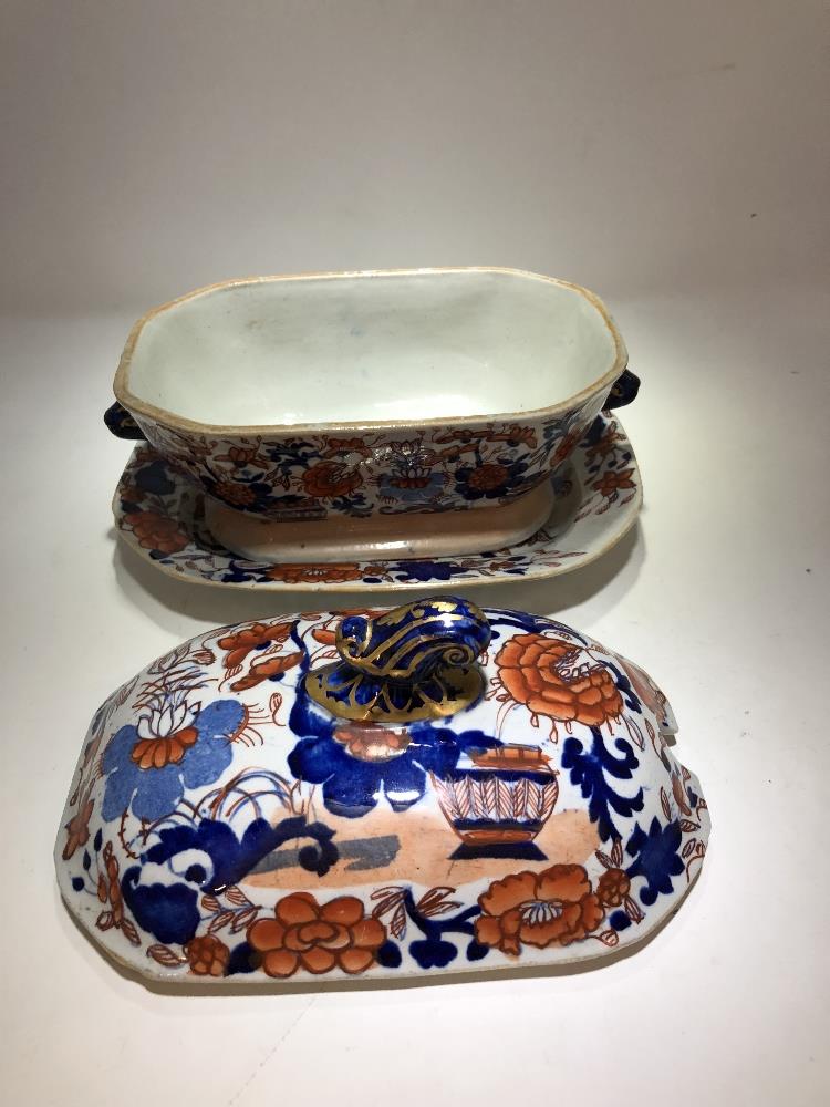 A 19th Century Imari pattern Mason's sauce tureen and cover with drip plate. - Image 4 of 5