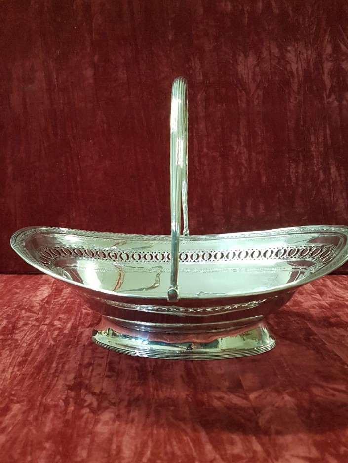 A George III navette shaped silver cake/bread basket. - Image 2 of 6