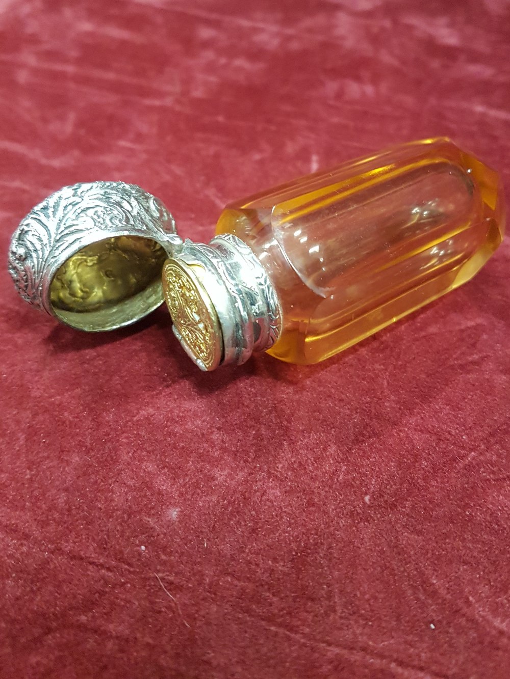 A silver topped and glass vinaigrette. - Image 2 of 3