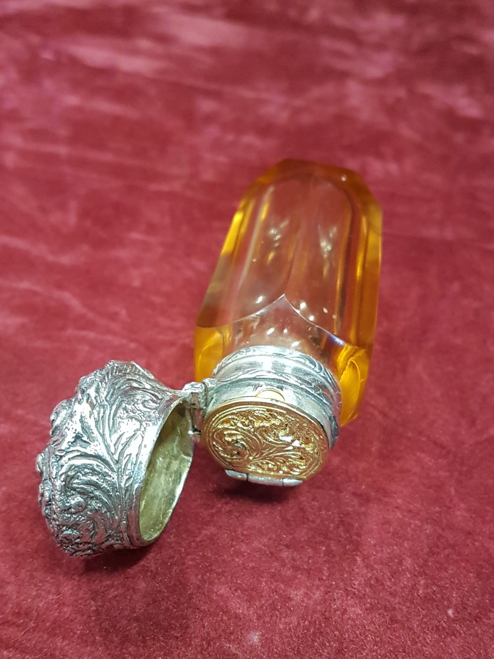 A silver topped and glass vinaigrette. - Image 3 of 3