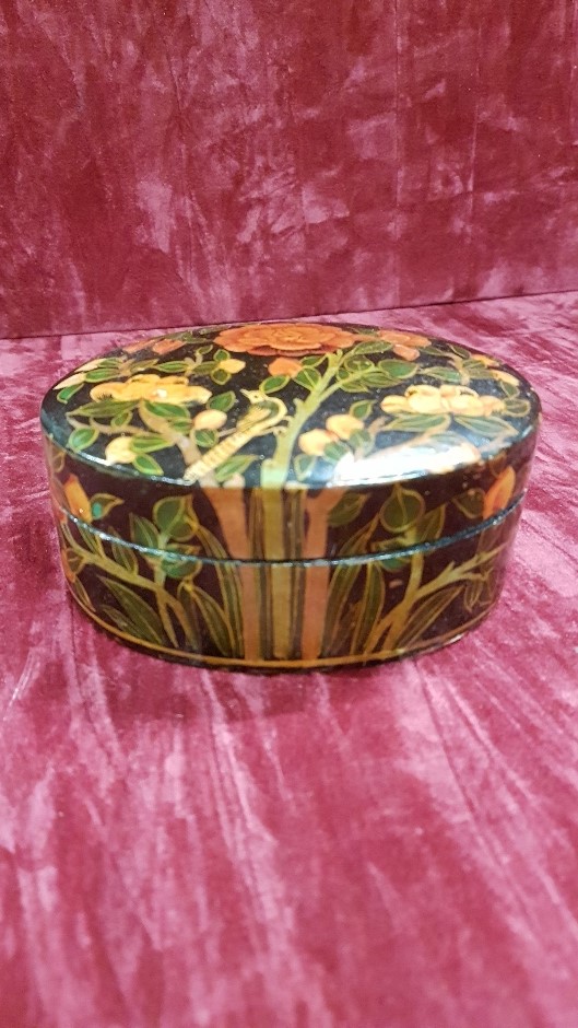 A fine lacquered wooden tray plus four lacquered boxes. - Image 4 of 8