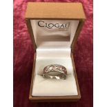 A 10ct white gold gentleman's ring with rose gold decoration. Size X.