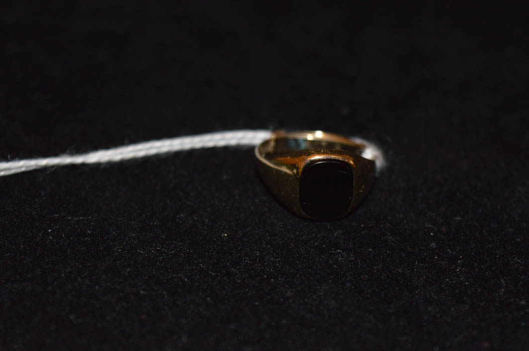 A 9ct Gold and Onyx Ring