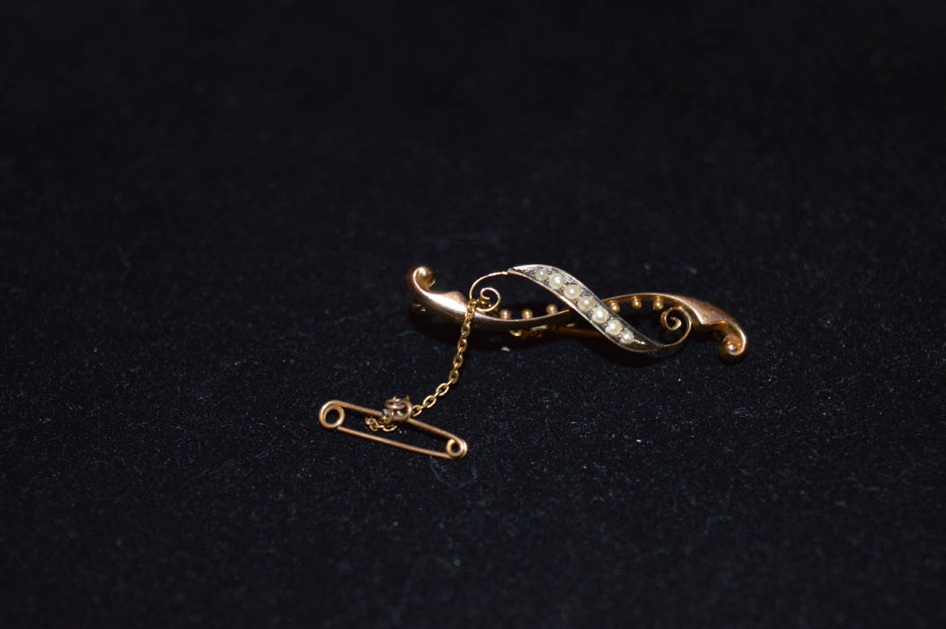 A 9ct Gold and Pearl Inset Brooch