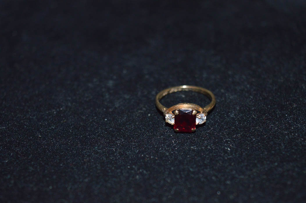 A 10ct Gold Red Stone Ring