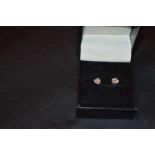 An 18ct Gold Diamond (1.00ct) Stud Earrings with screwbacks