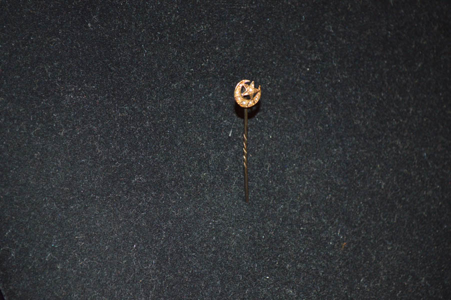 A 15ct Gold and Pearl Stick Pin in Original Case