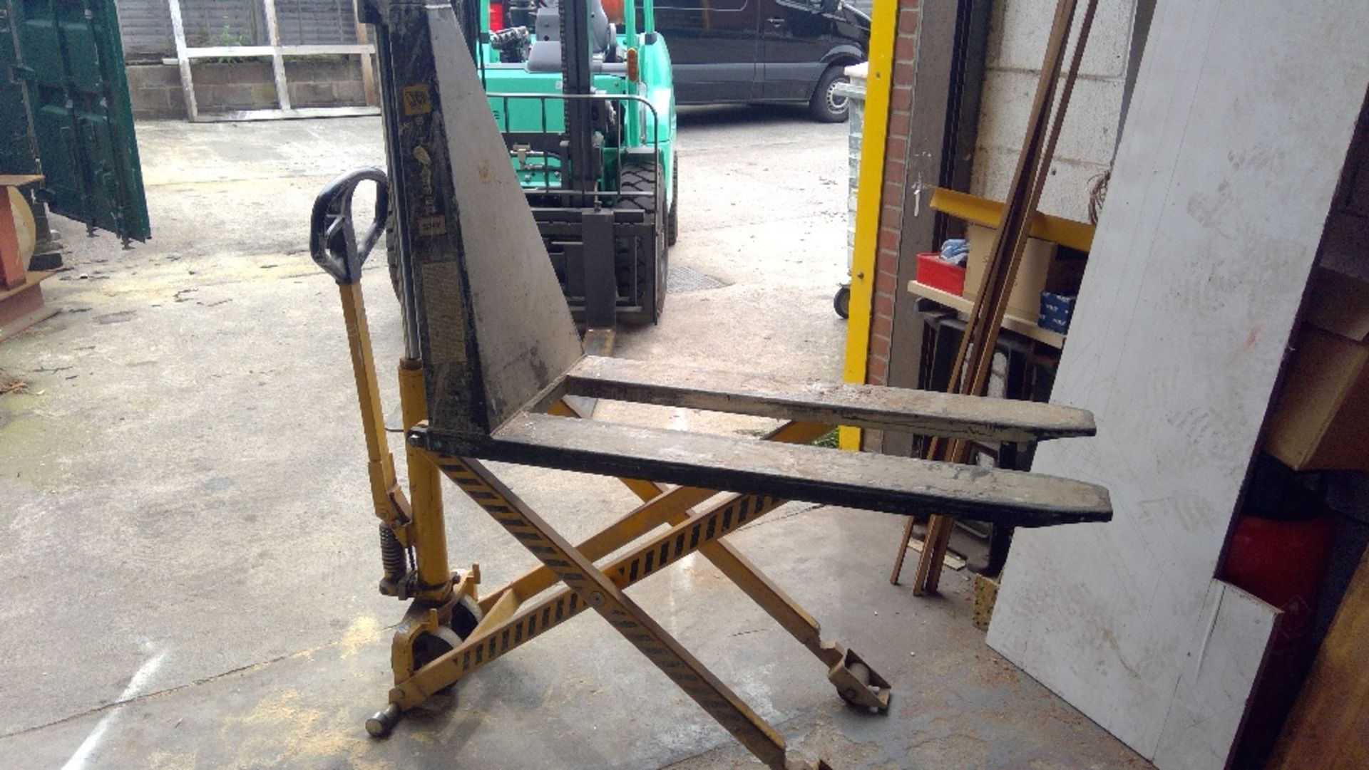 High lift pallet truck - Image 2 of 2