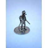 Zilveren miniatuur van jager met geweer onder de arm en pijp in de mond Silver miniature of a