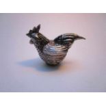 Zilveren miniatuur broedende kip ook te gebruiken als doosje Silver miniature sitting hen