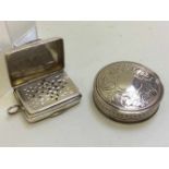 Vinaigrette voor aan chatelaine met geur rostertje 1840 met rond pillendoosje