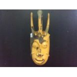Groot Afrikaans geel geverfd masker, circa 81 cm hoog