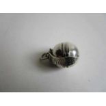 Bijzondere zilveren bolle hanger. Geheel uitklapbaar voor zes miniatuurfoto's. ca.16gr