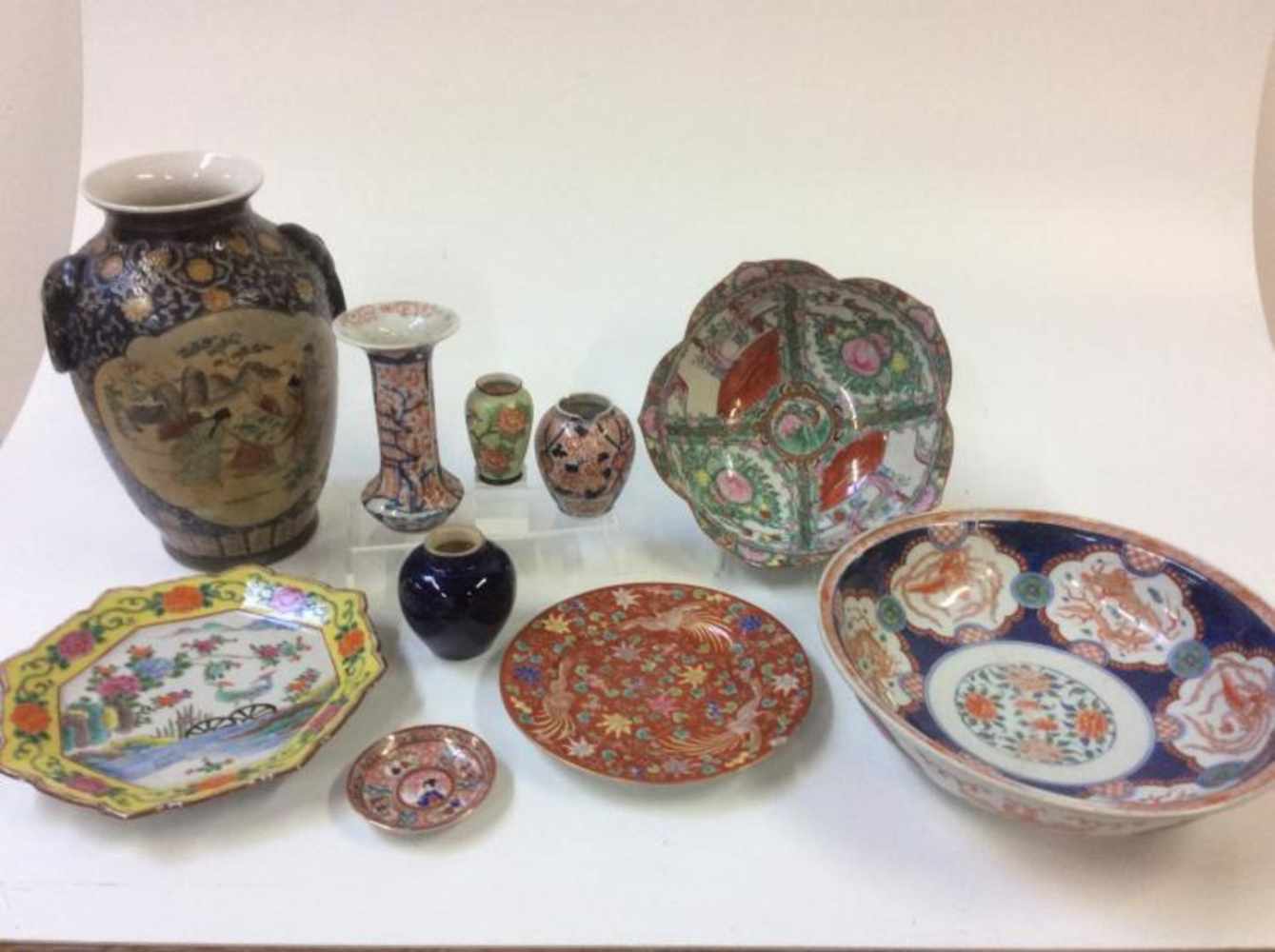 Lot diverse Aziatisch aardewerk en porselein ( met defecten )